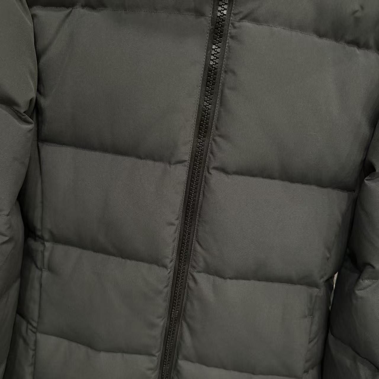 <p>Canada Goose Chelse*派克大衣羽绒服(灰色黑標)</p>