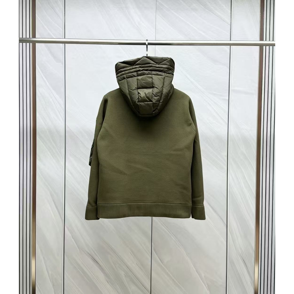 <p>Moncler 羊毛连帽针织男士羽绒服(綠)</p>