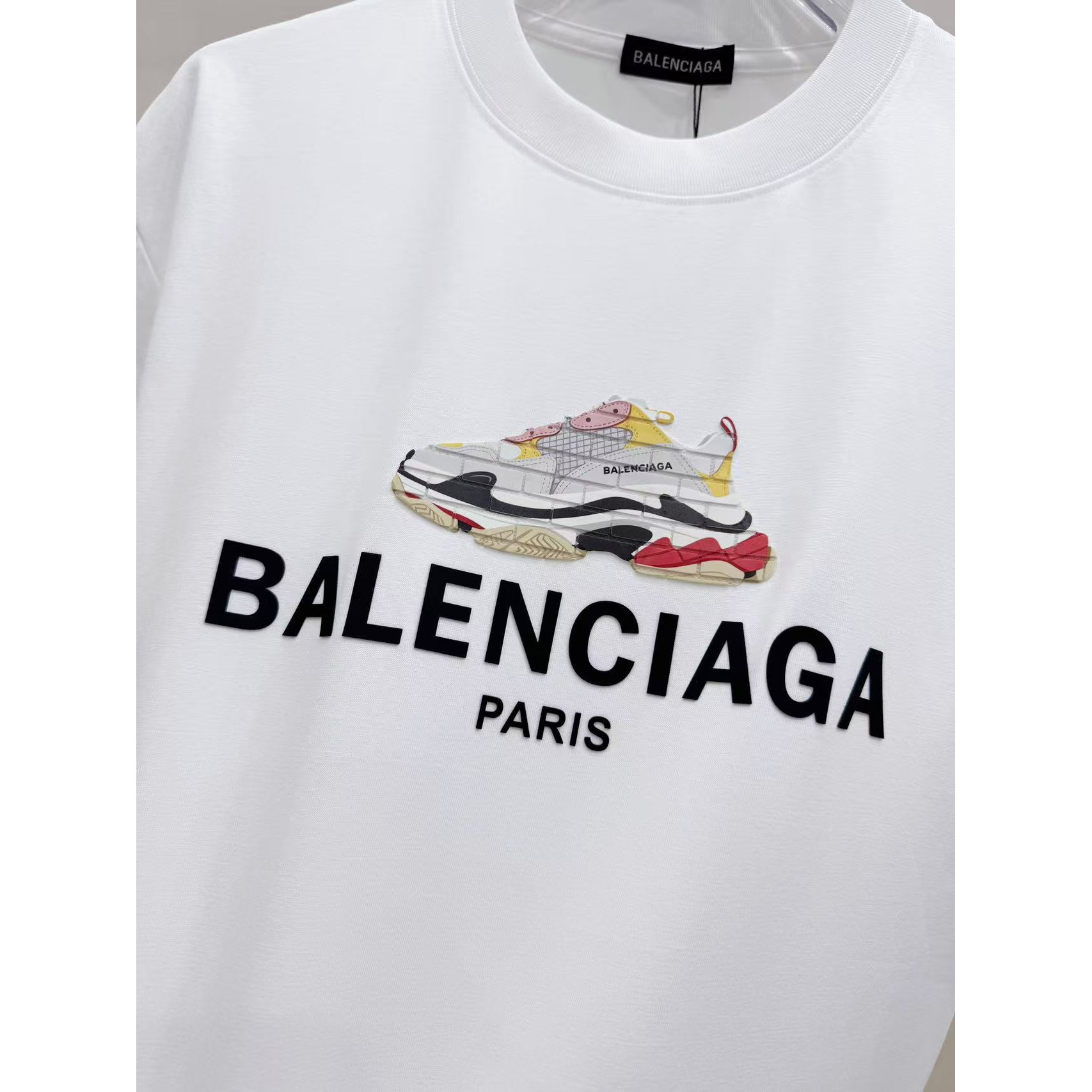 <p>Balenciaga 老爹鞋子短袖t恤(白)&nbsp;</p>