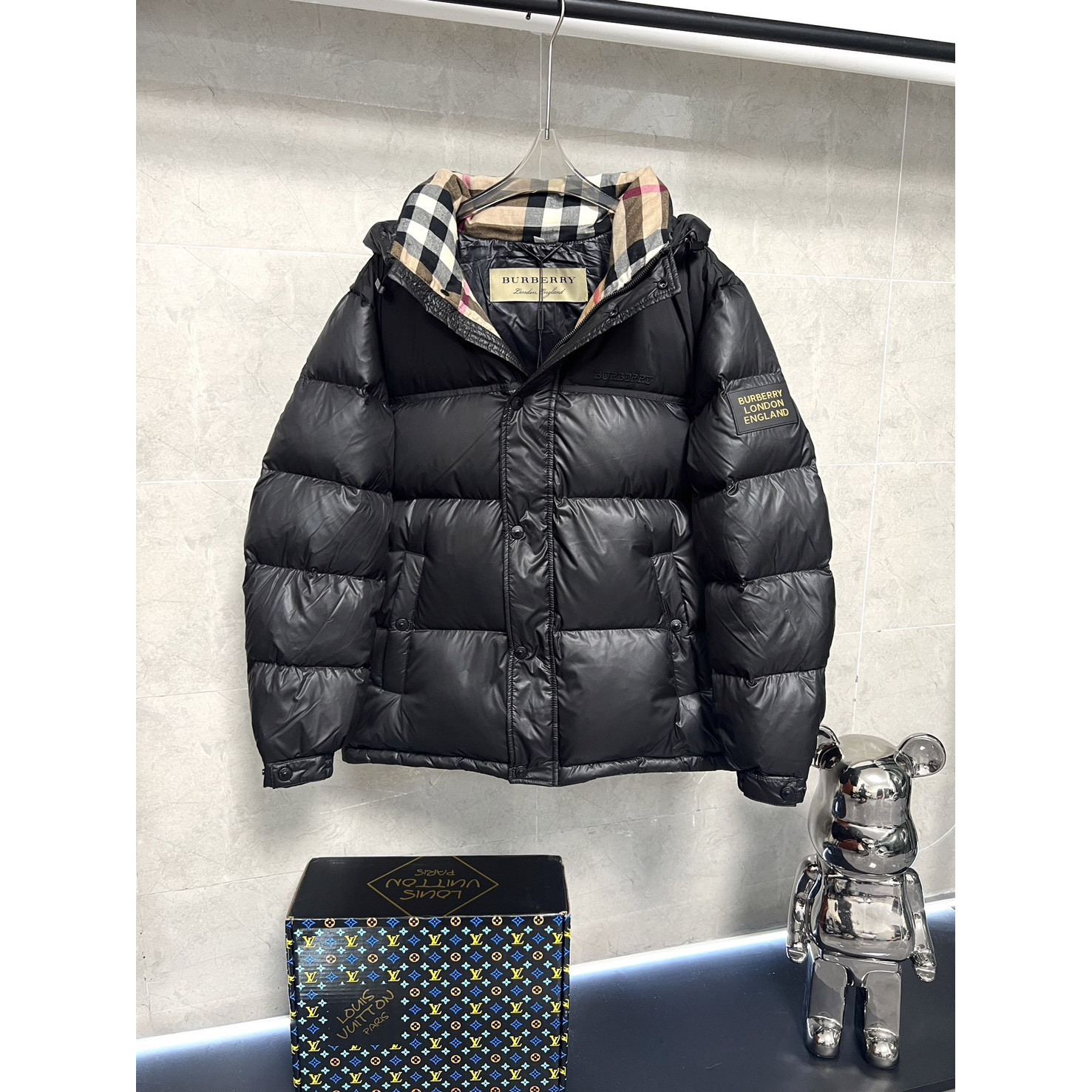 <p>Burberry 格子短款羽绒服 (黑)</p>