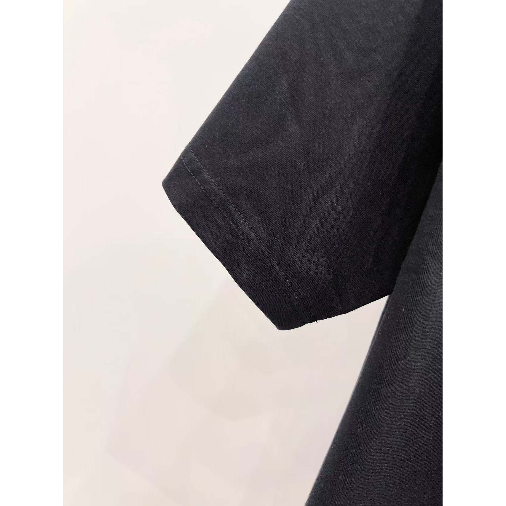 <p>FENDI&nbsp;短袖圆领T恤(黑)</p>