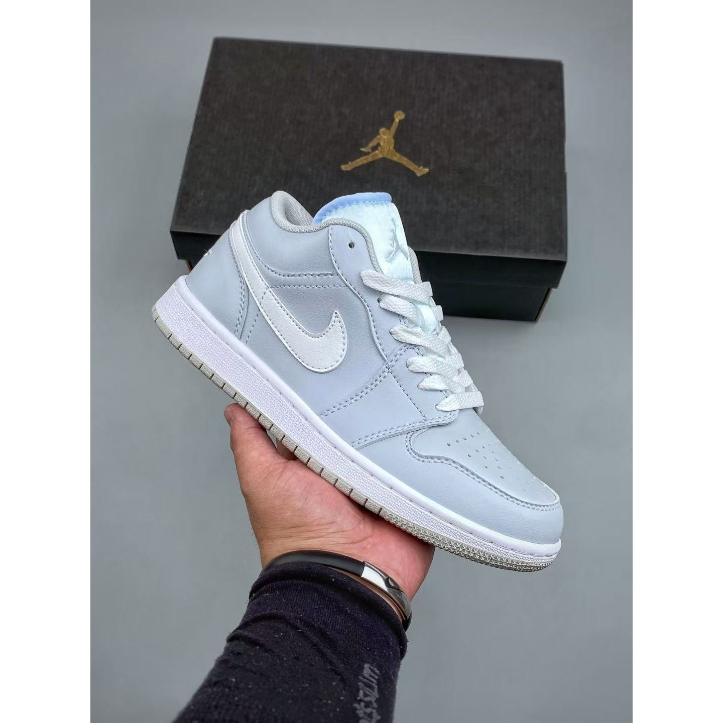 <p>Nike Air Jordan Air Jordan 1 休闲板鞋(灰白)</p>