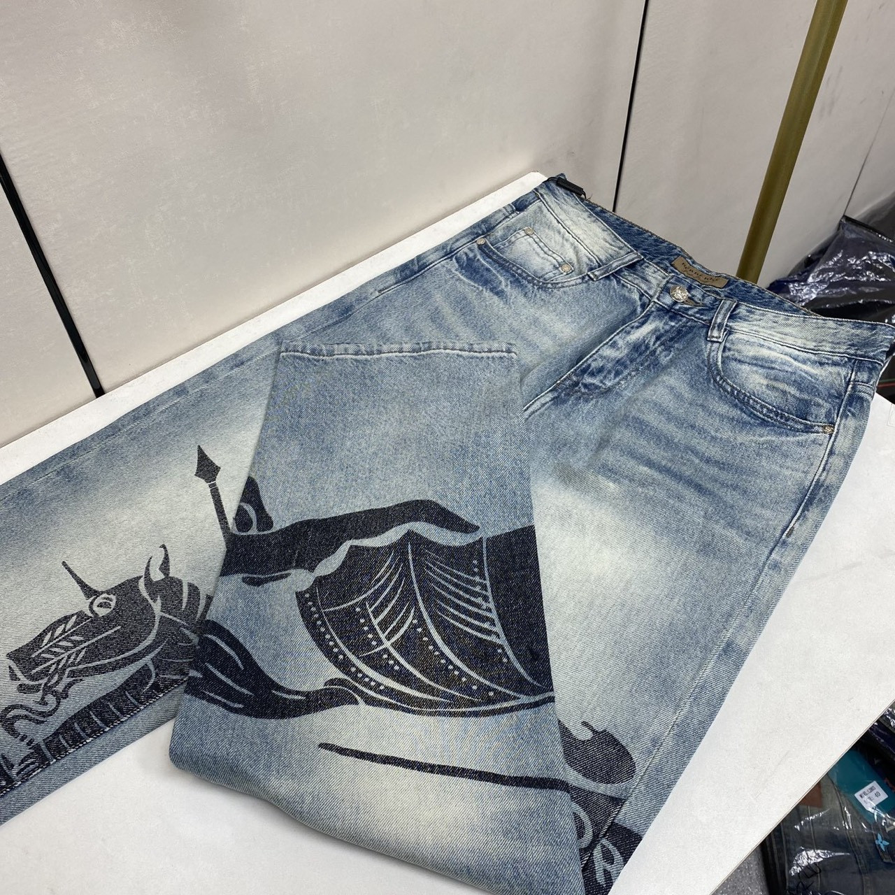 <p>BURBERRY&nbsp;丹宁水洗牛仔裤(222-7)</p>