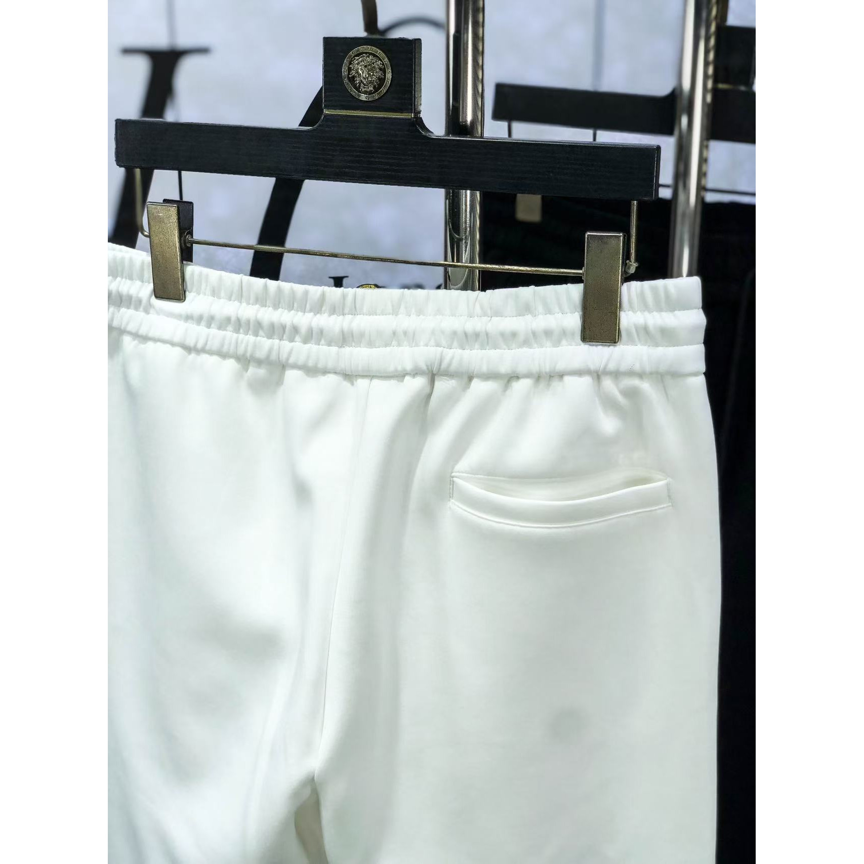 <p>Versace&nbsp;高品质时尚休闲裤(782938)</p>