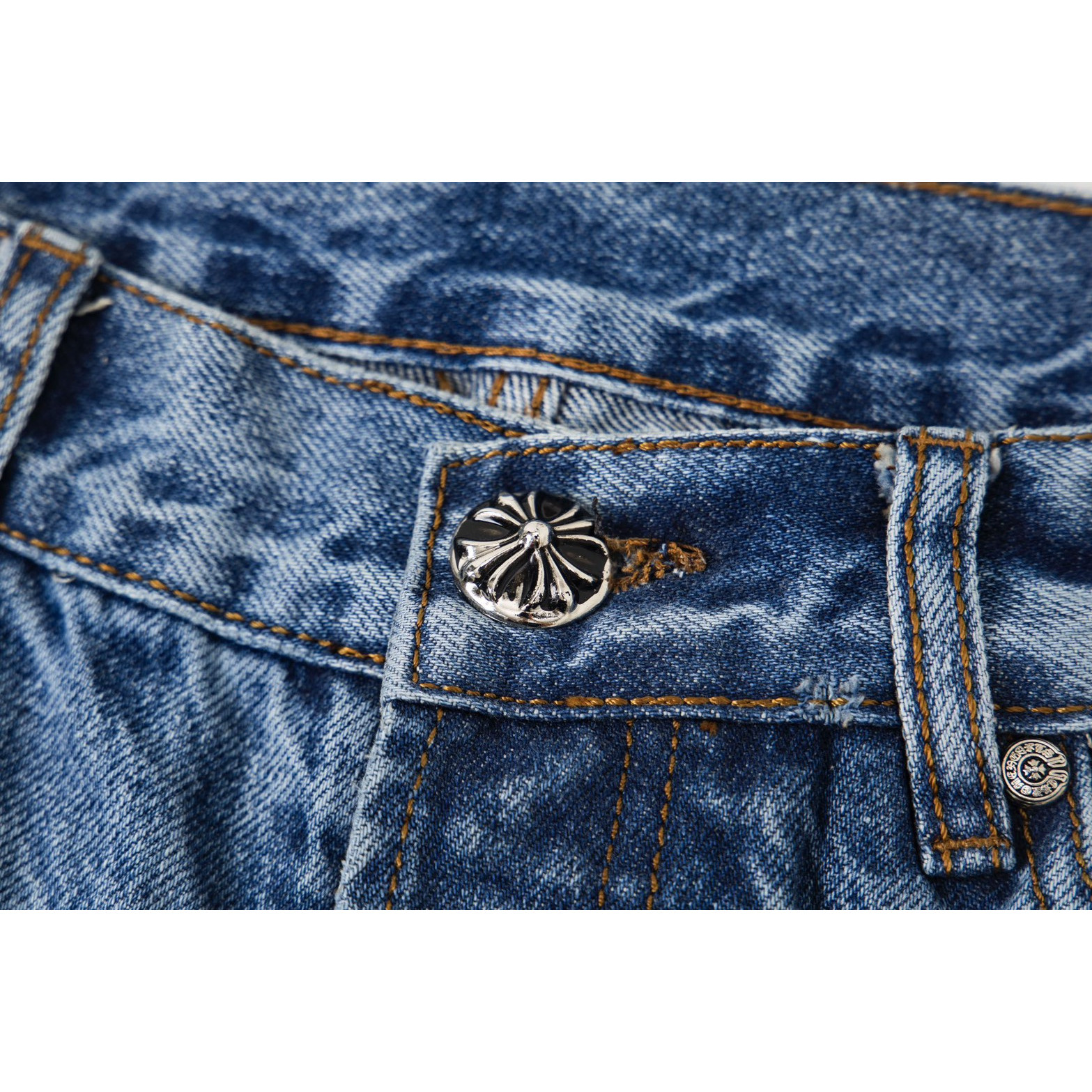 <p>CHROME HEARTS 彩色豹纹十字架拼皮情侣款水洗宽松牛仔裤(1736#)</p>