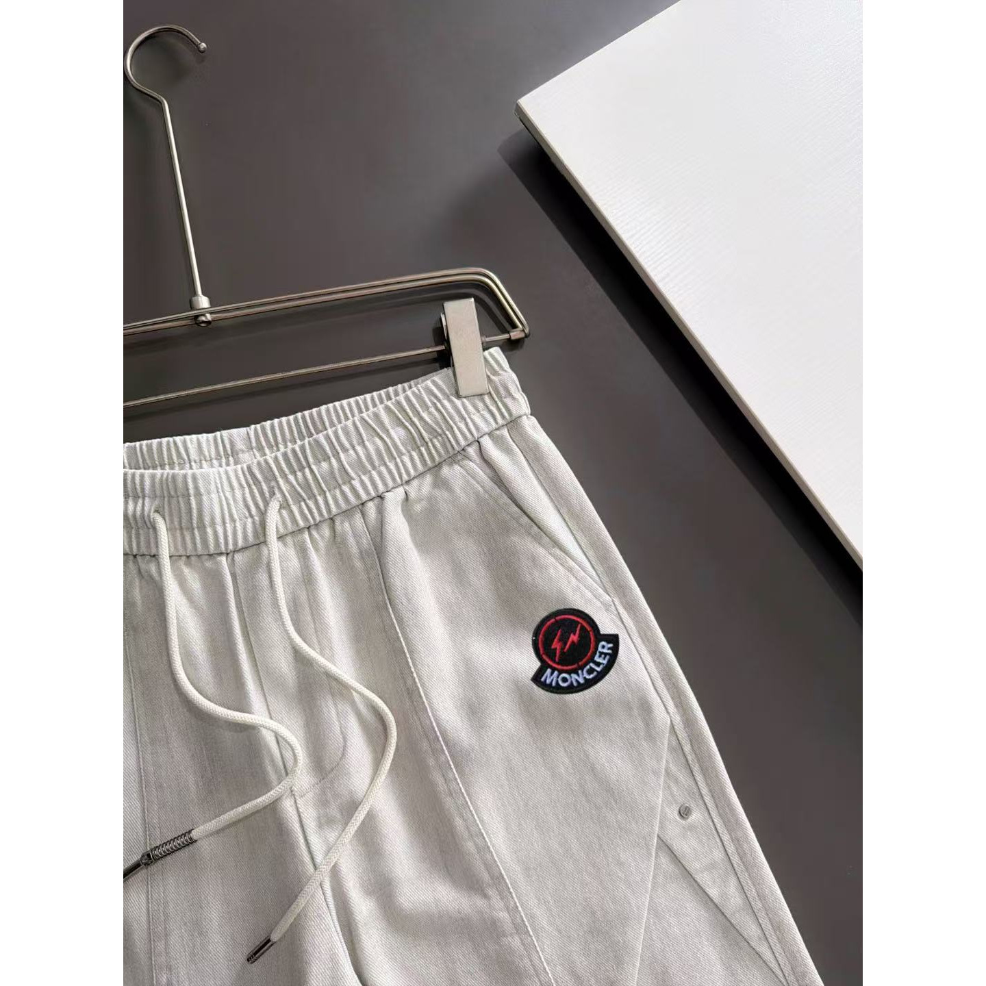 <p>MONCLER 秋冬新款松紧带休闲裤(白)</p>
