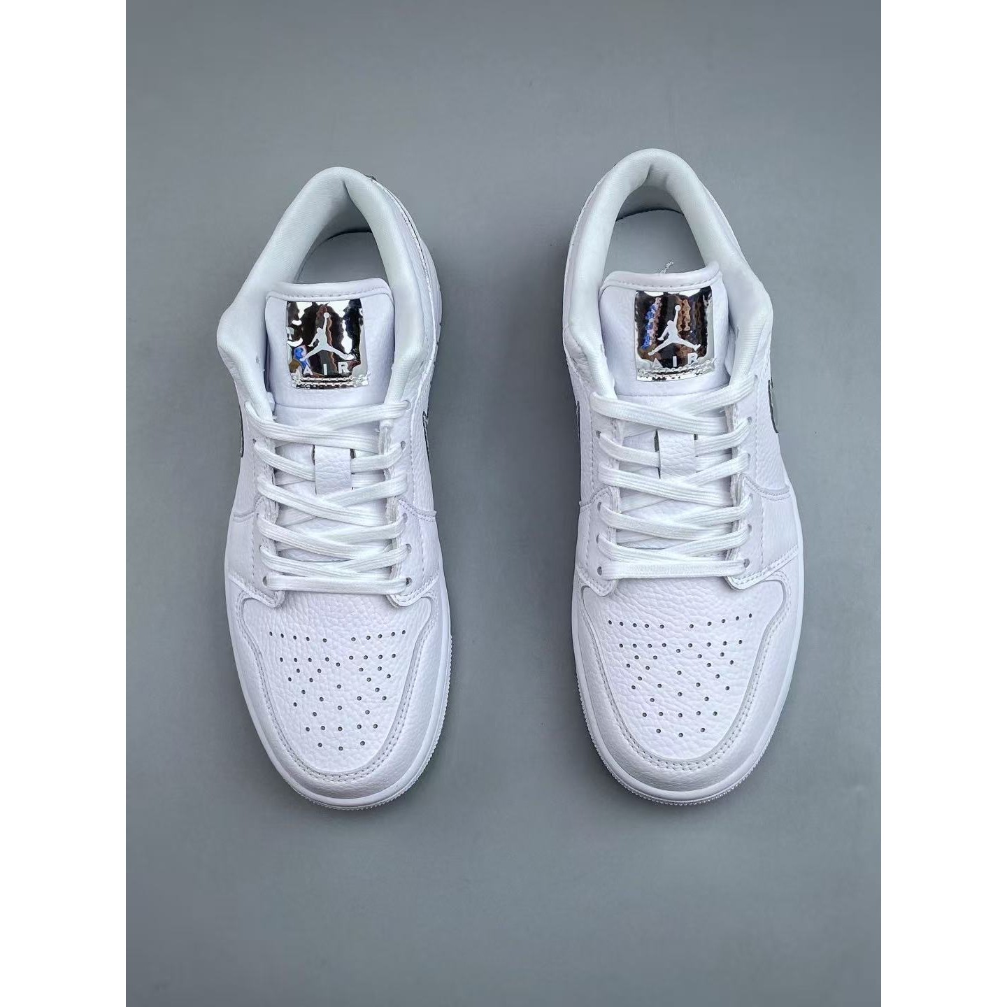 <p>Nike WMNS AIR 乔1 复古文化篮球鞋(白色银勾)</p>