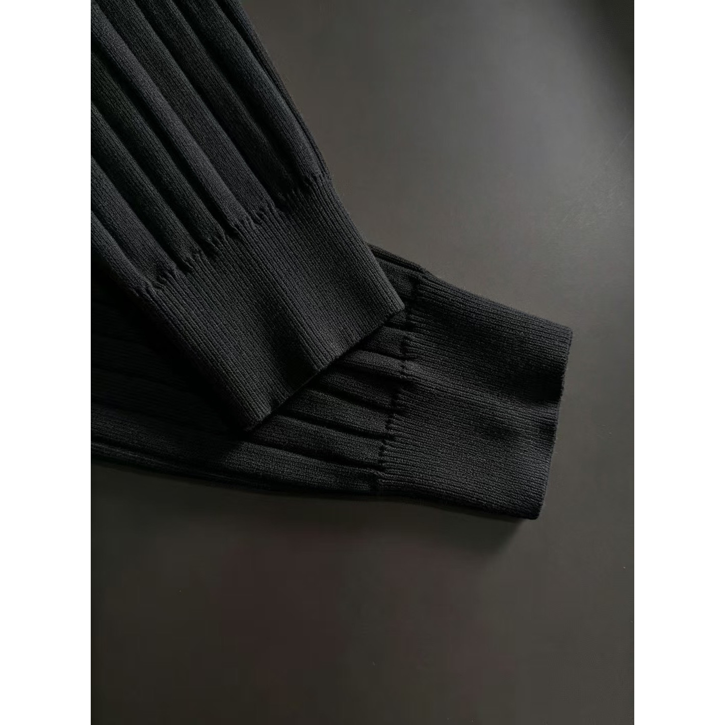 <p>BURBERRY&nbsp;&nbsp;高品质男士毛衣(黑)</p>