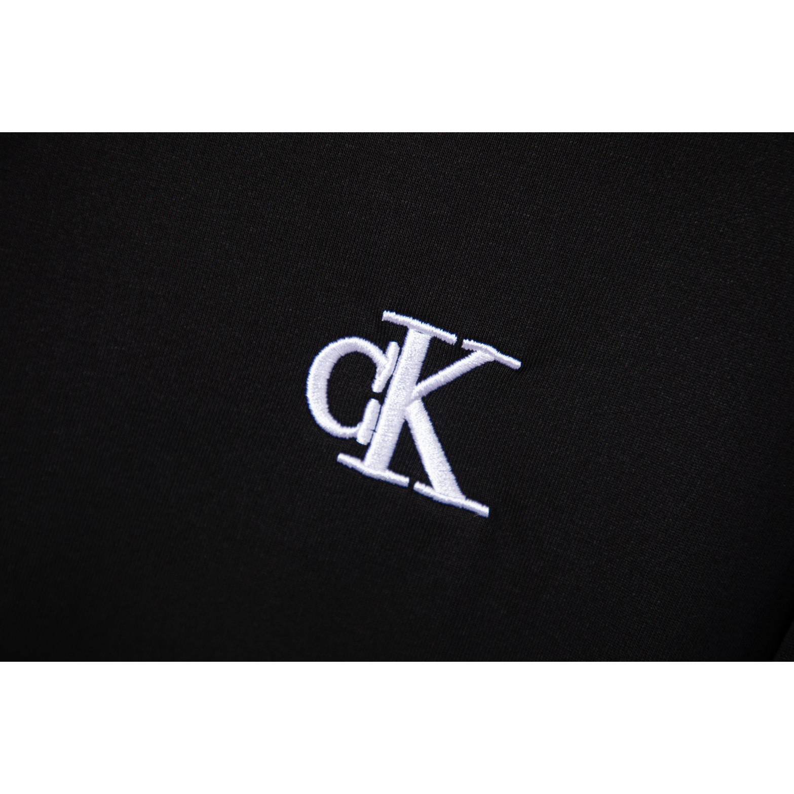<p>CK 钢印圆领长袖(DZ27)(黑色)</p>