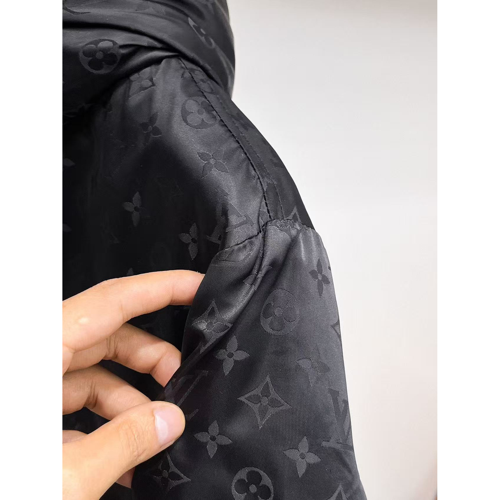 <p>LV 秋冬新款羽绒服(黑)</p>