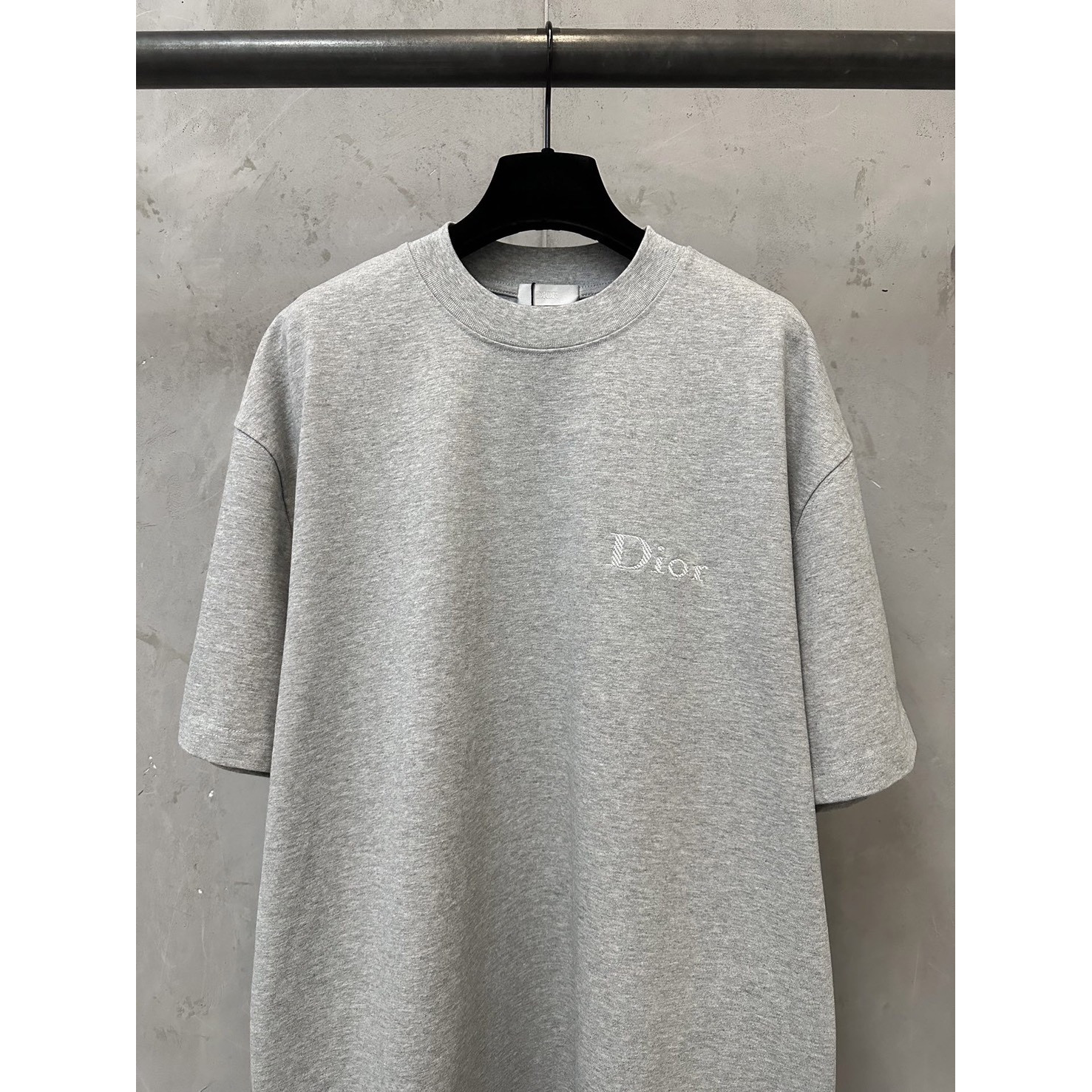 <p>Dior logo刺绣短袖T恤(灰)</p>