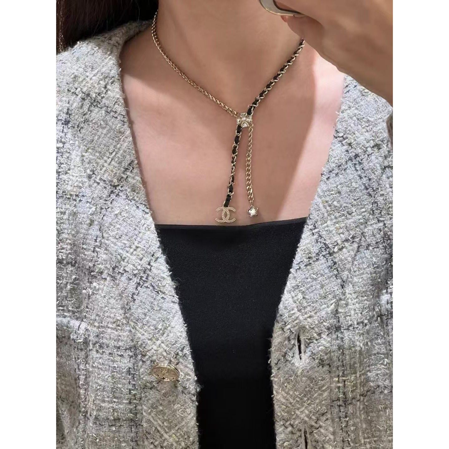 <p>CHANEL&nbsp;流苏穿皮项链</p>