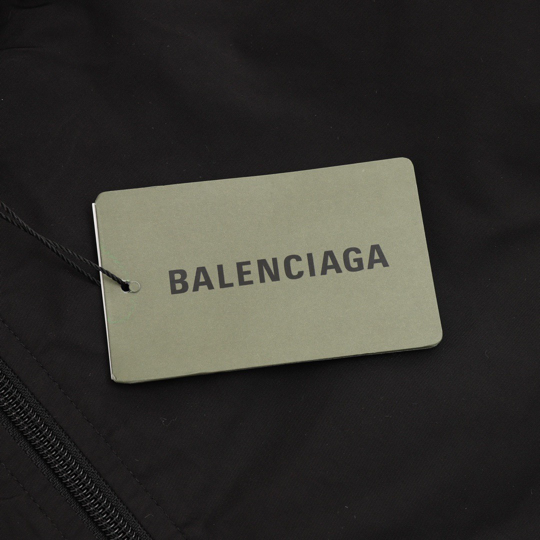 <p>Balenciaga 拼接徽标夹克外套(黑)</p>