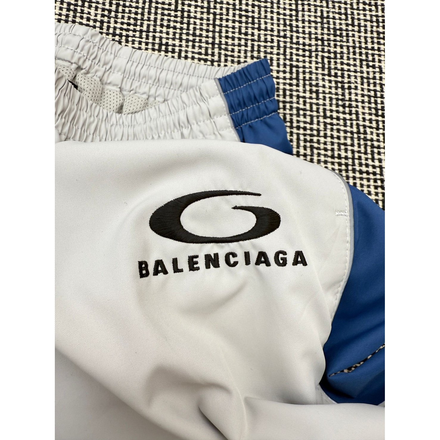 <p>Balenciaga 环圈字母刺绣撞色运动长裤(白)</p>