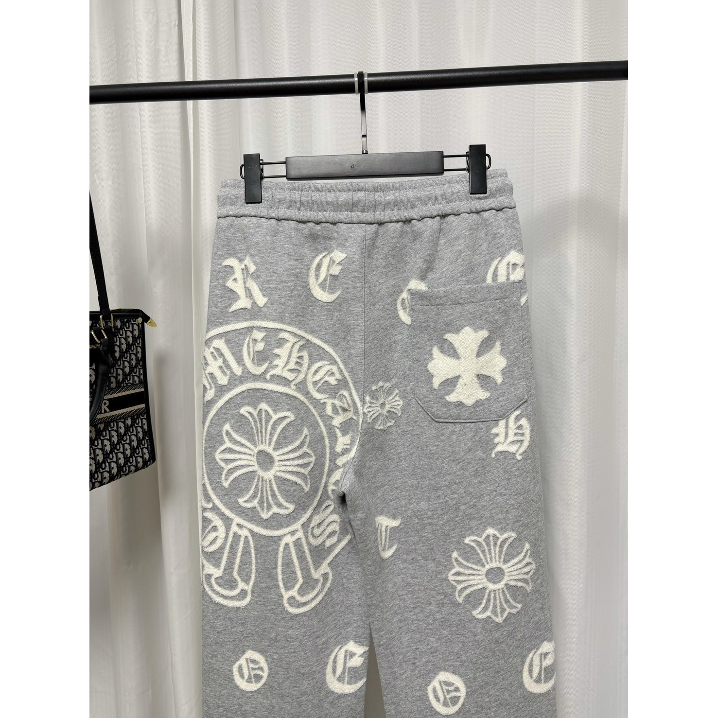 <p>&nbsp;Chrome Hearts 烧花工艺休闲长裤(灰)</p>
