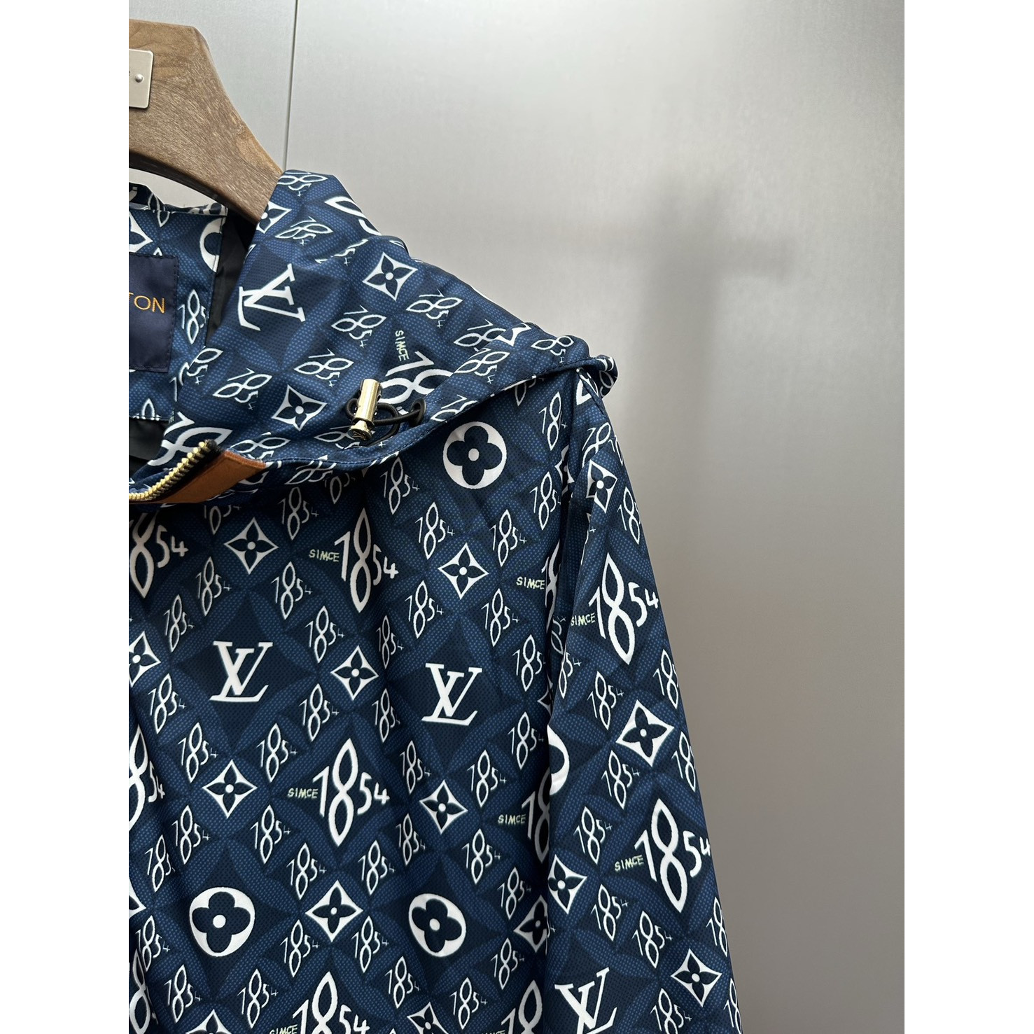 <p>LOUIS VUITTON 满印老花连帽防风夹克</p>