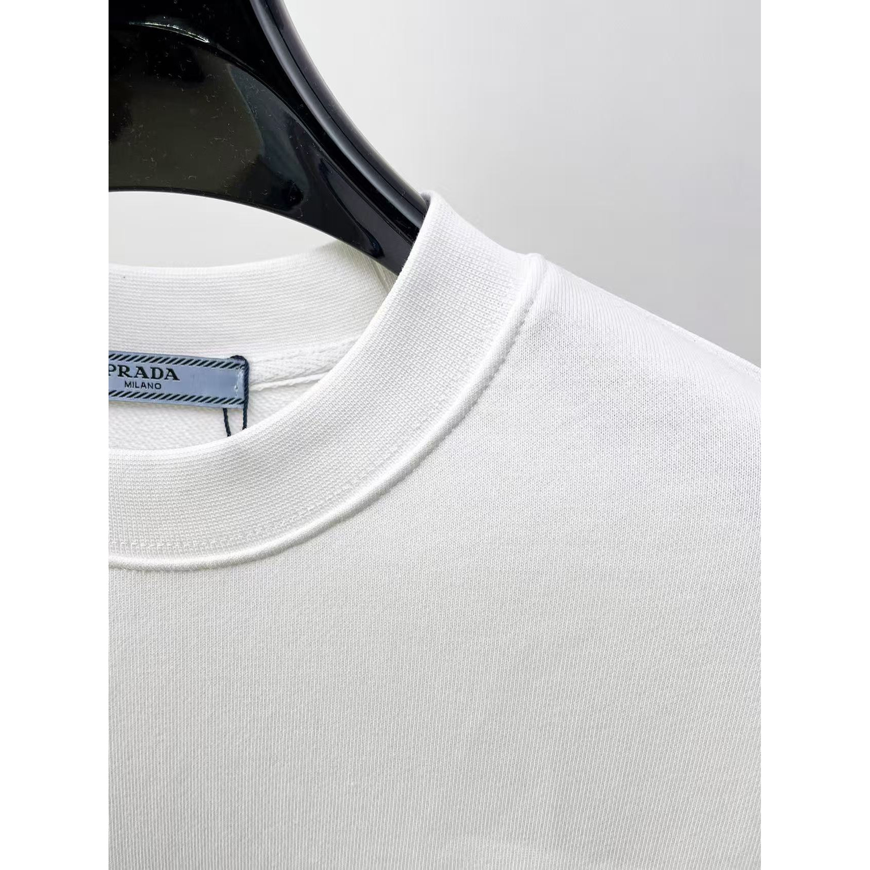 <p>PRADA&nbsp;圓領長袖T恤(白)</p>