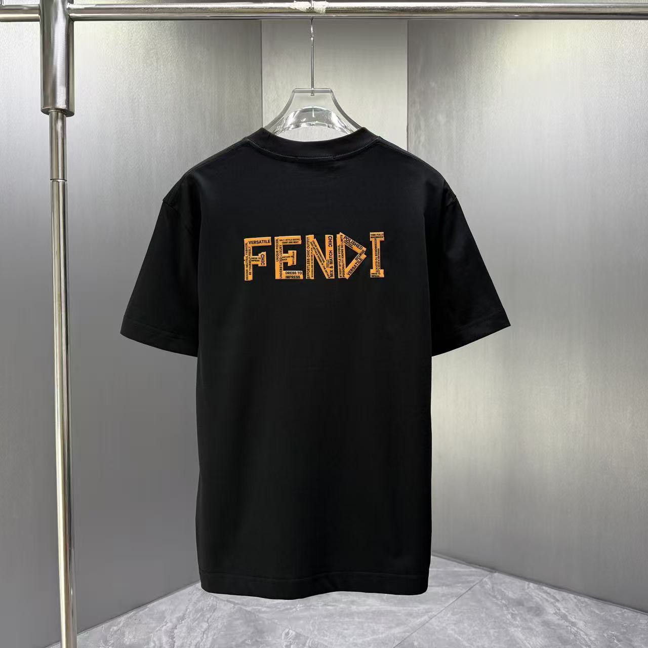 <p>FENDI 短袖T恤(黑)</p>