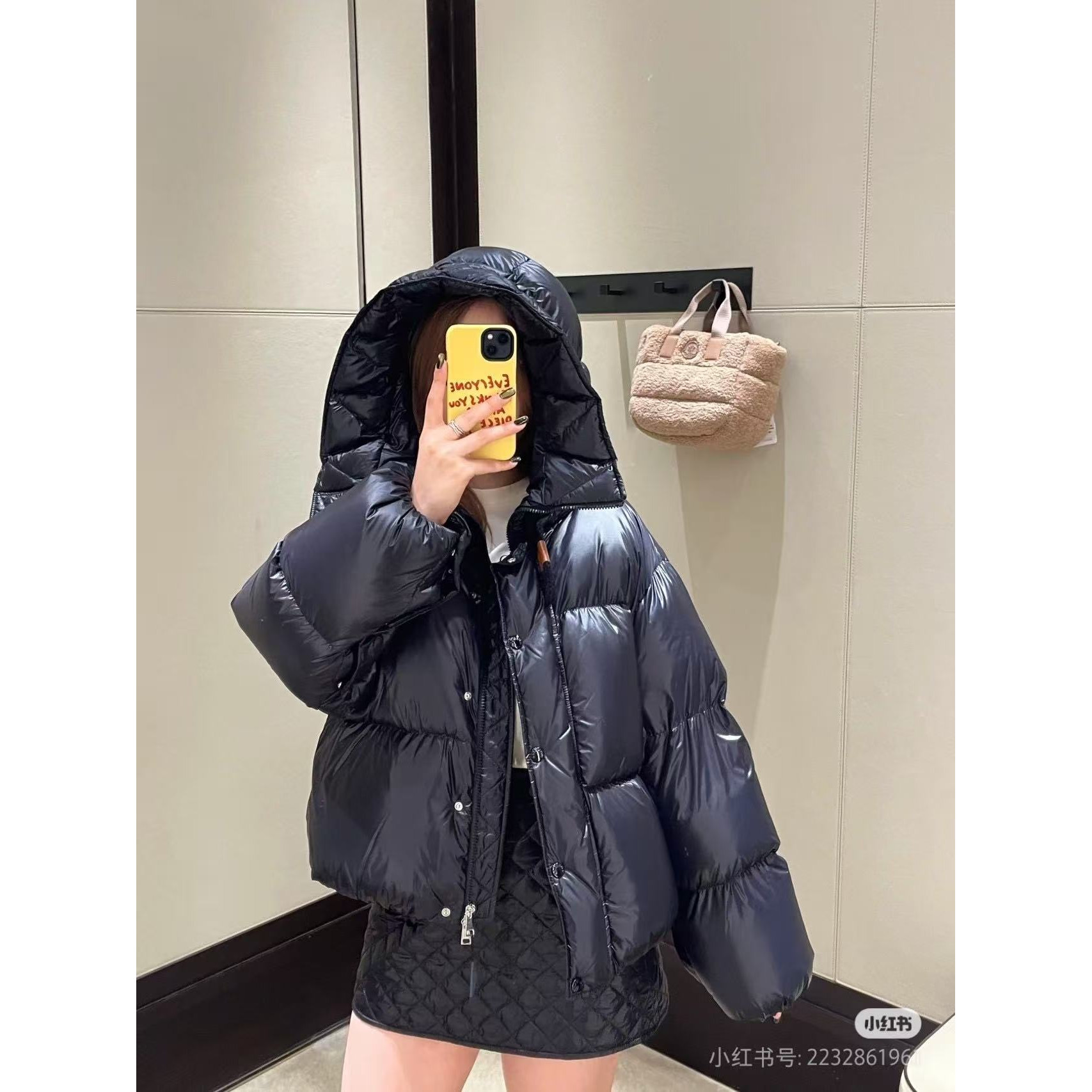 <p>Moncler Borey 女士二合一短款羽绒夹克外套(黑)</p>