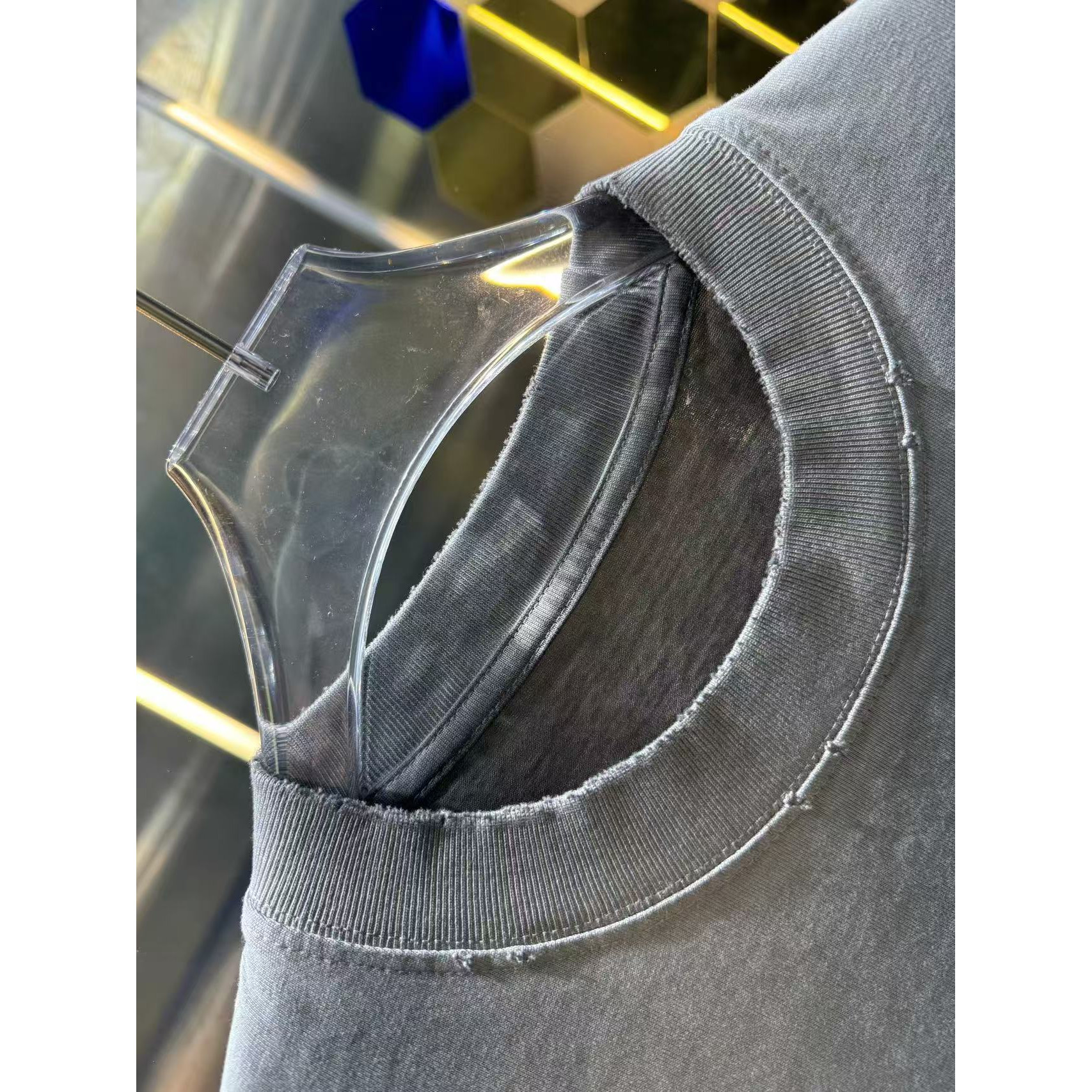 <p>Maison Margiela 洗水磨破短袖T恤(洗水灰)</p>