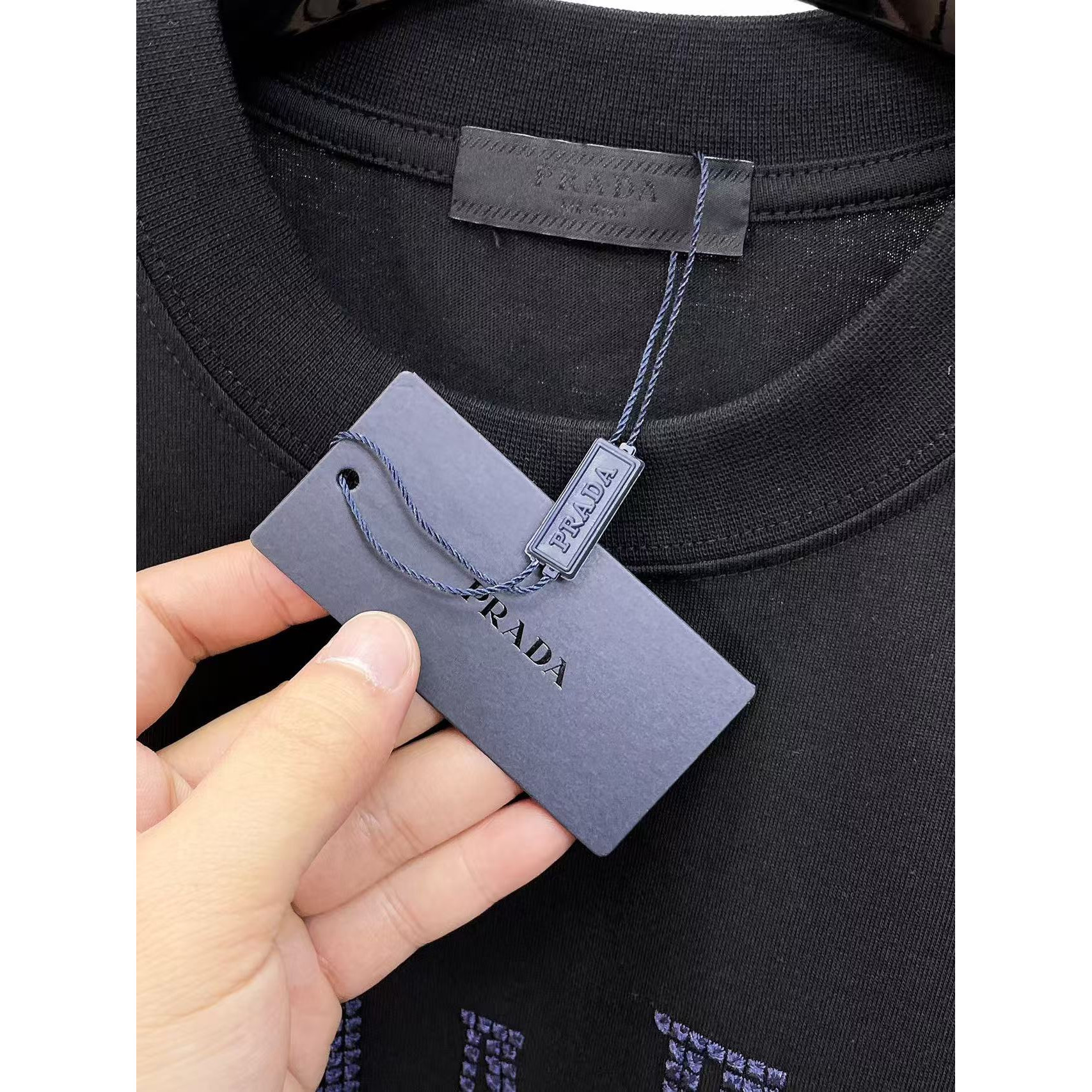 <p>PRADA 专柜新款短袖T恤(黑)</p>