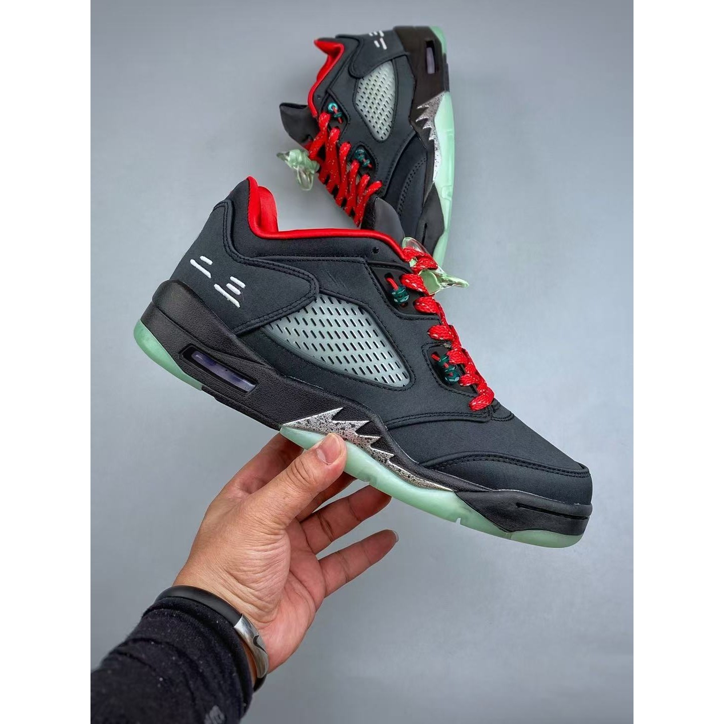 <p>Air Jordan 5 Low Fire Red&nbsp; 篮球鞋(黑)</p>