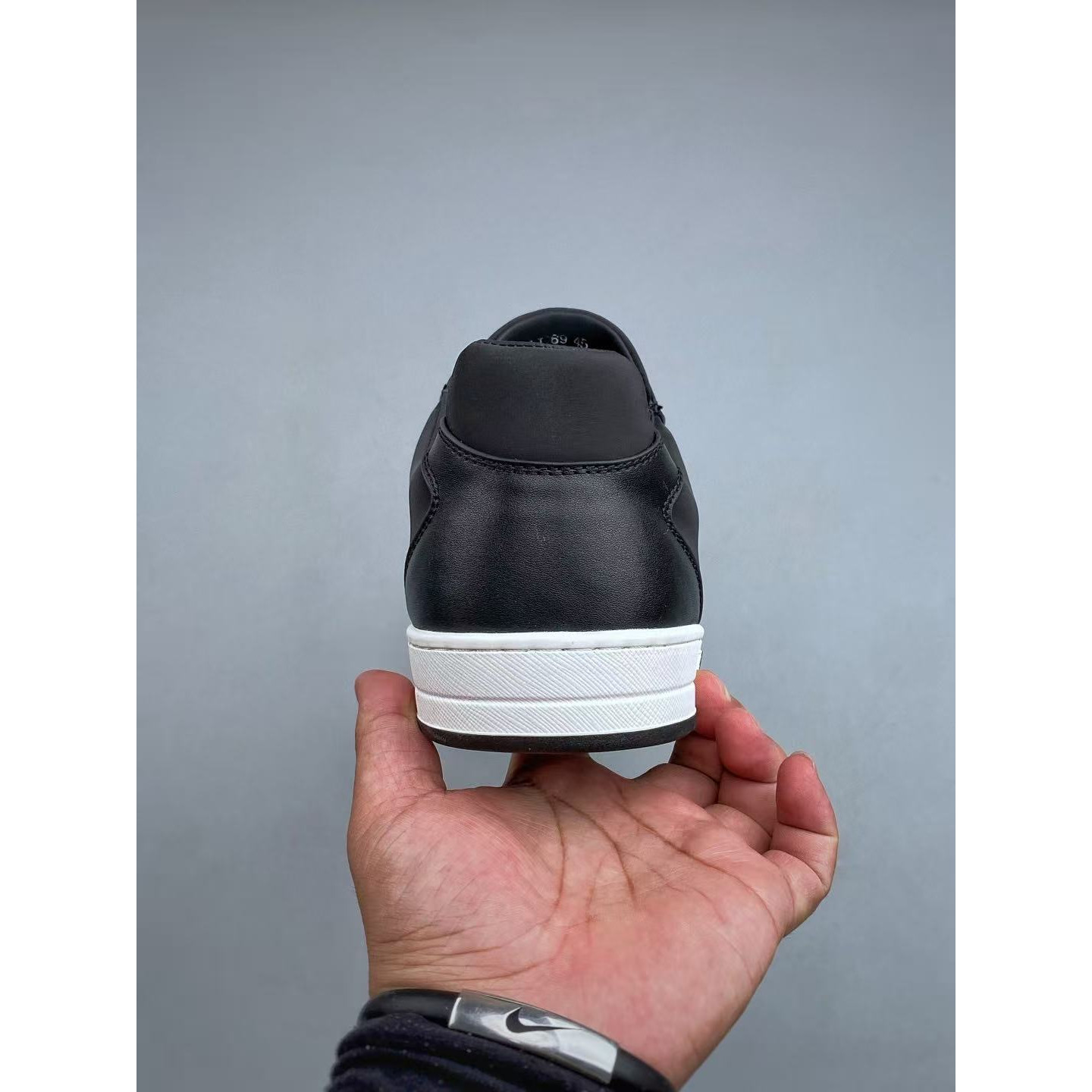 <p>PRADA 运动休闲男鞋(黑)</p>