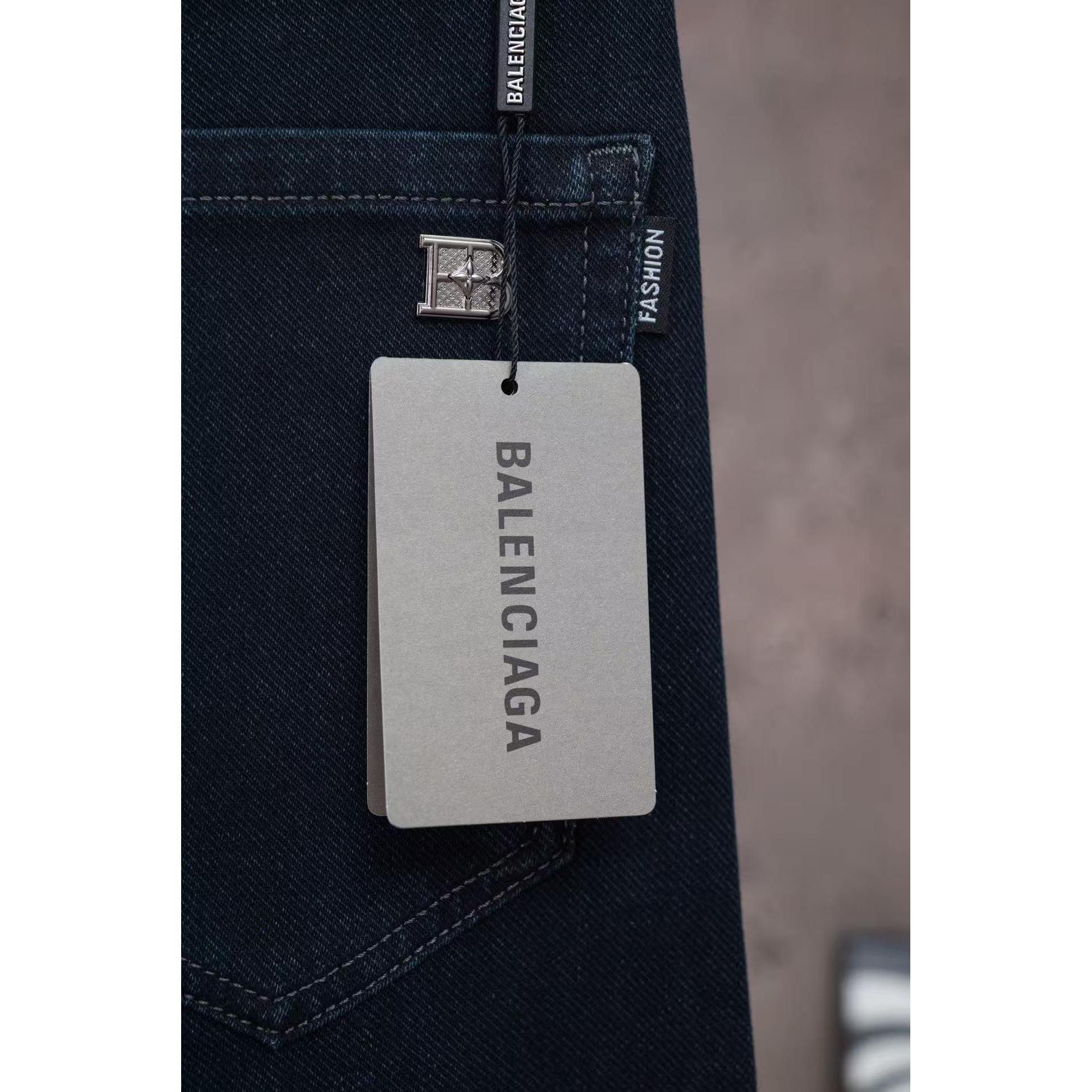 <p>Balenciaga 拉链直筒牛仔裤(黑M3065)</p>