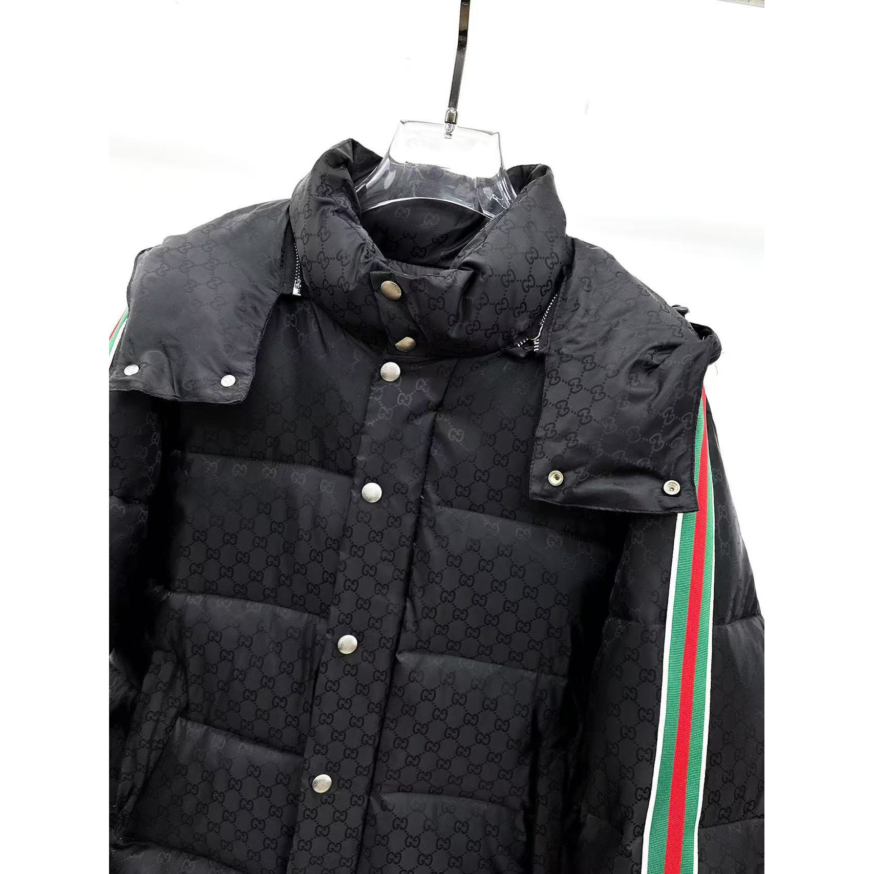 <p>GUCCI 秋冬新款羽绒服(黑)</p>