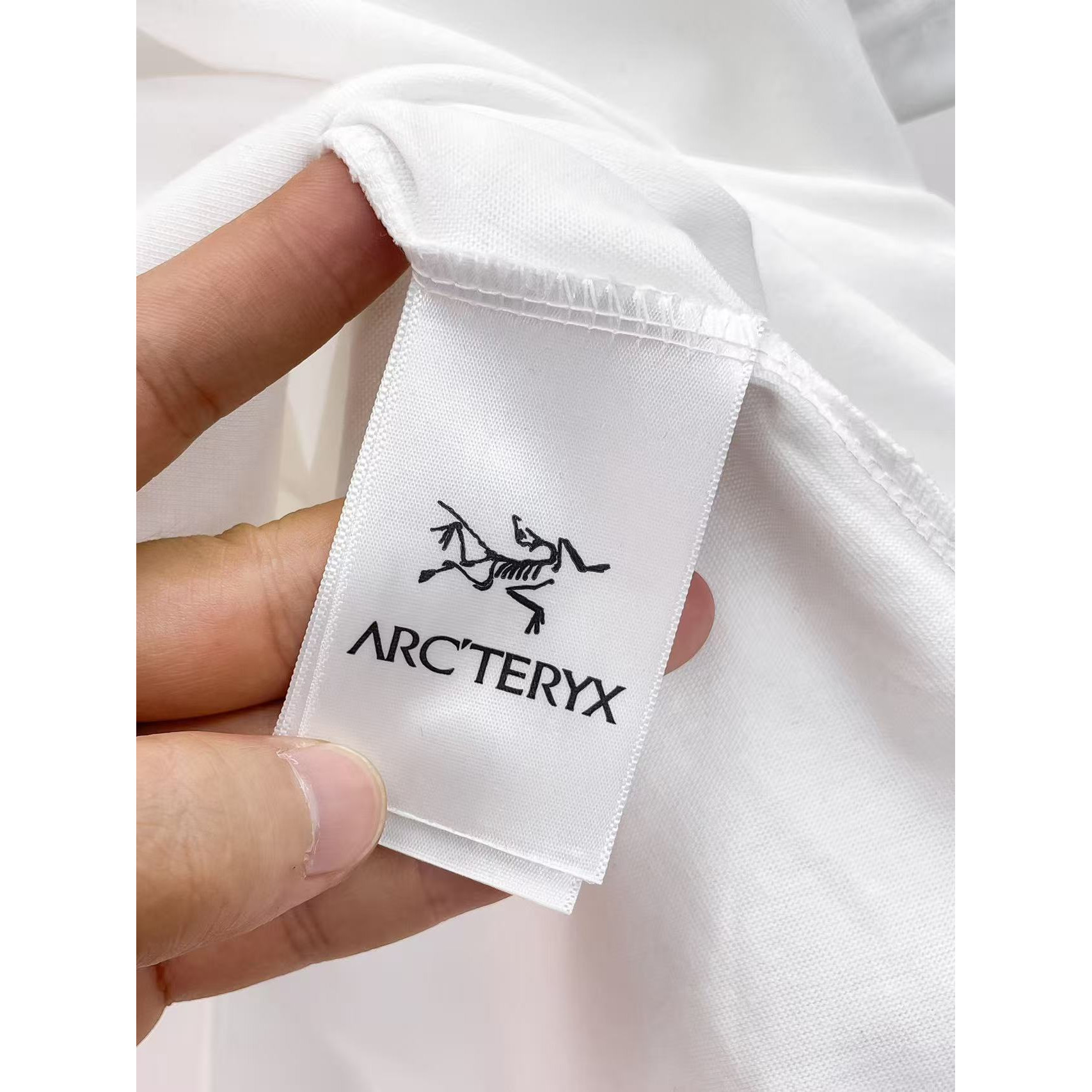 <p>Arc'teryx 专柜新款短袖T恤(白)</p>