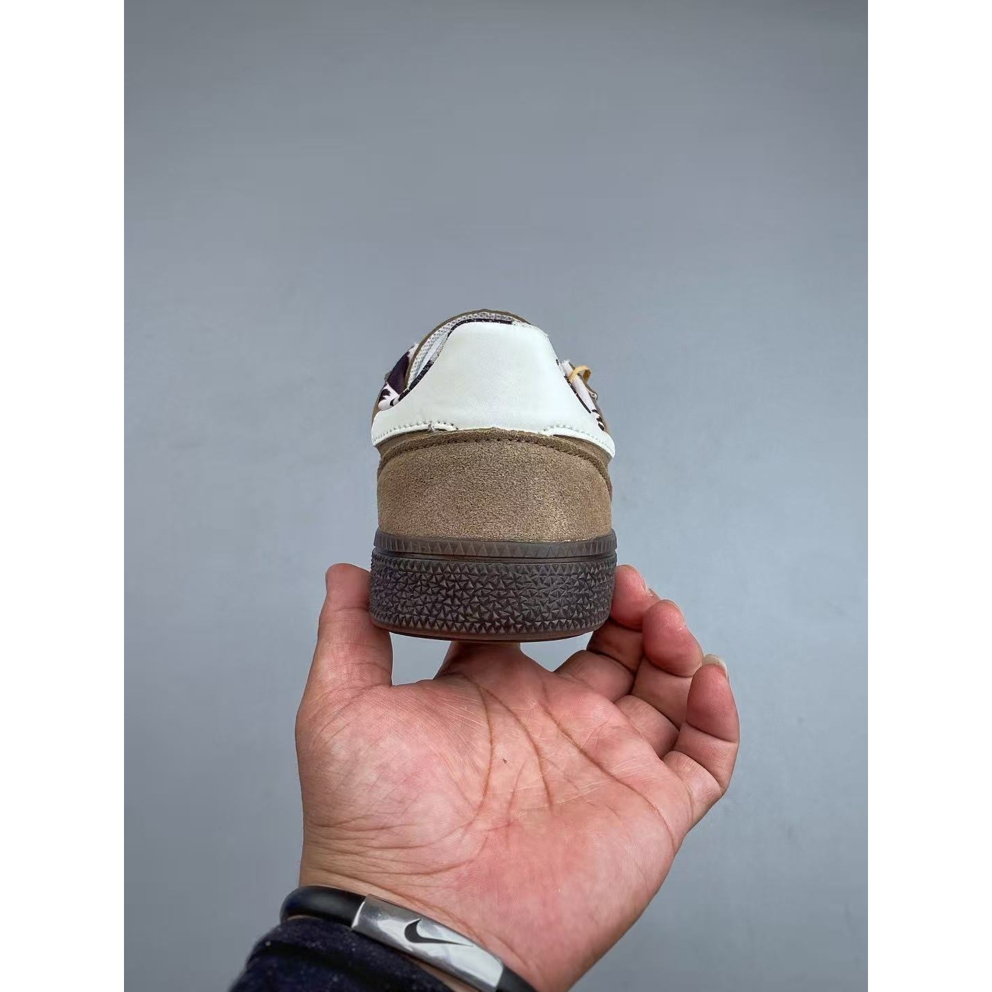 <p>ADIDAS 经典款复古休闲板鞋(棕色)</p>