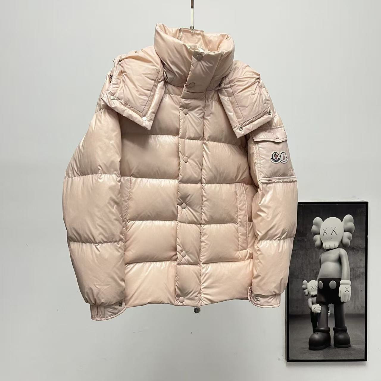 <p>Moncler 70周年双标连帽羽绒服(粉色)</p>