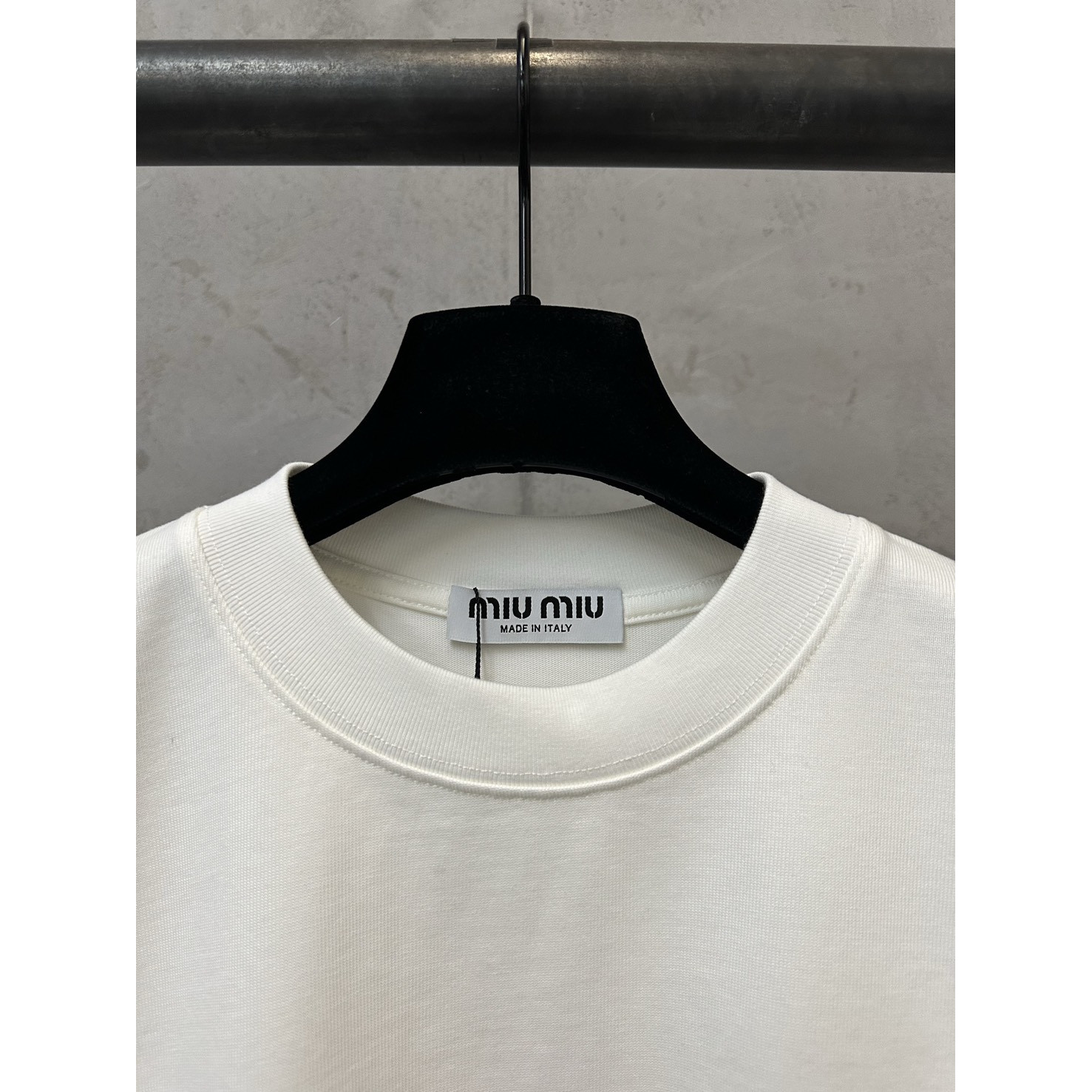 <p>MiuMiu 经典logo刺绣短袖T恤(白)</p>