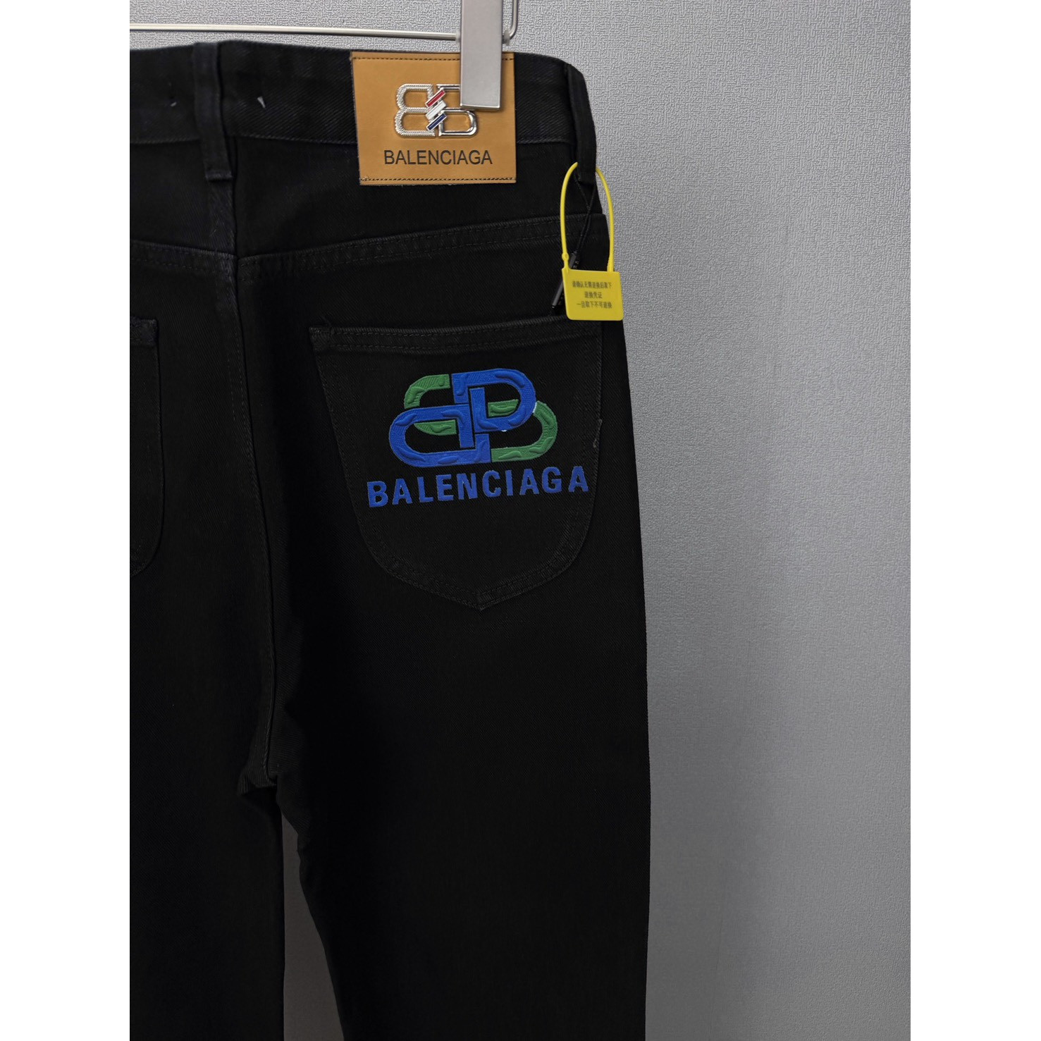<p>&nbsp;Balenciaga&nbsp;口袋立体压胶蓝色字母logo情侣款水洗宽松牛仔裤&nbsp;</p>