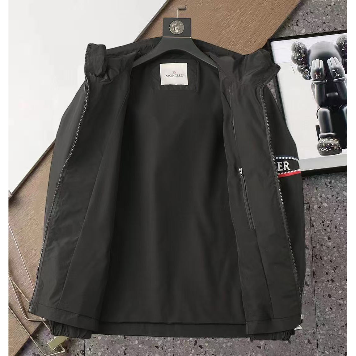 <p>MONCLER&nbsp;男士夹克外套(黑)</p>