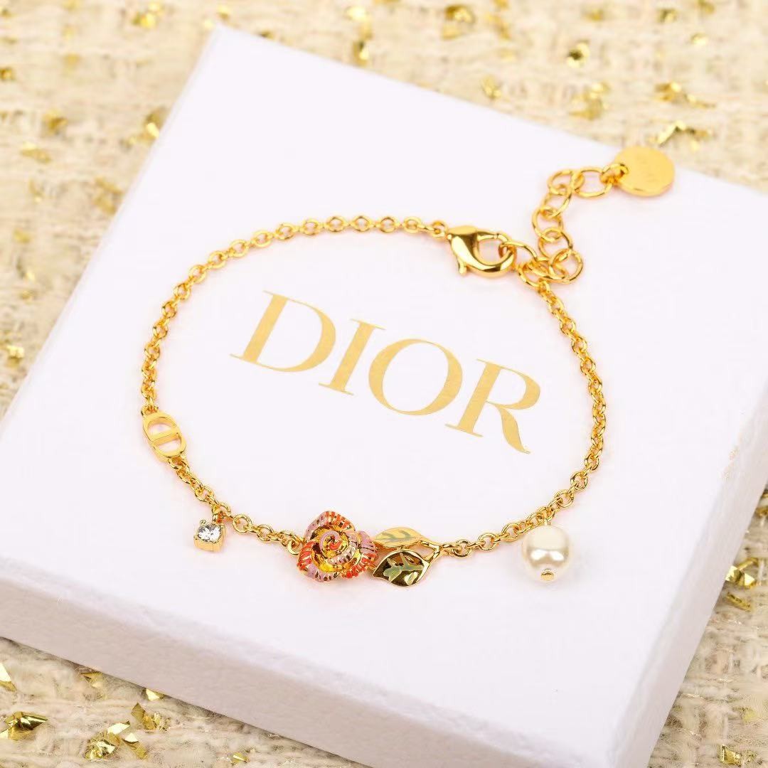 <p>DIOR&nbsp;玫瑰花手链</p>