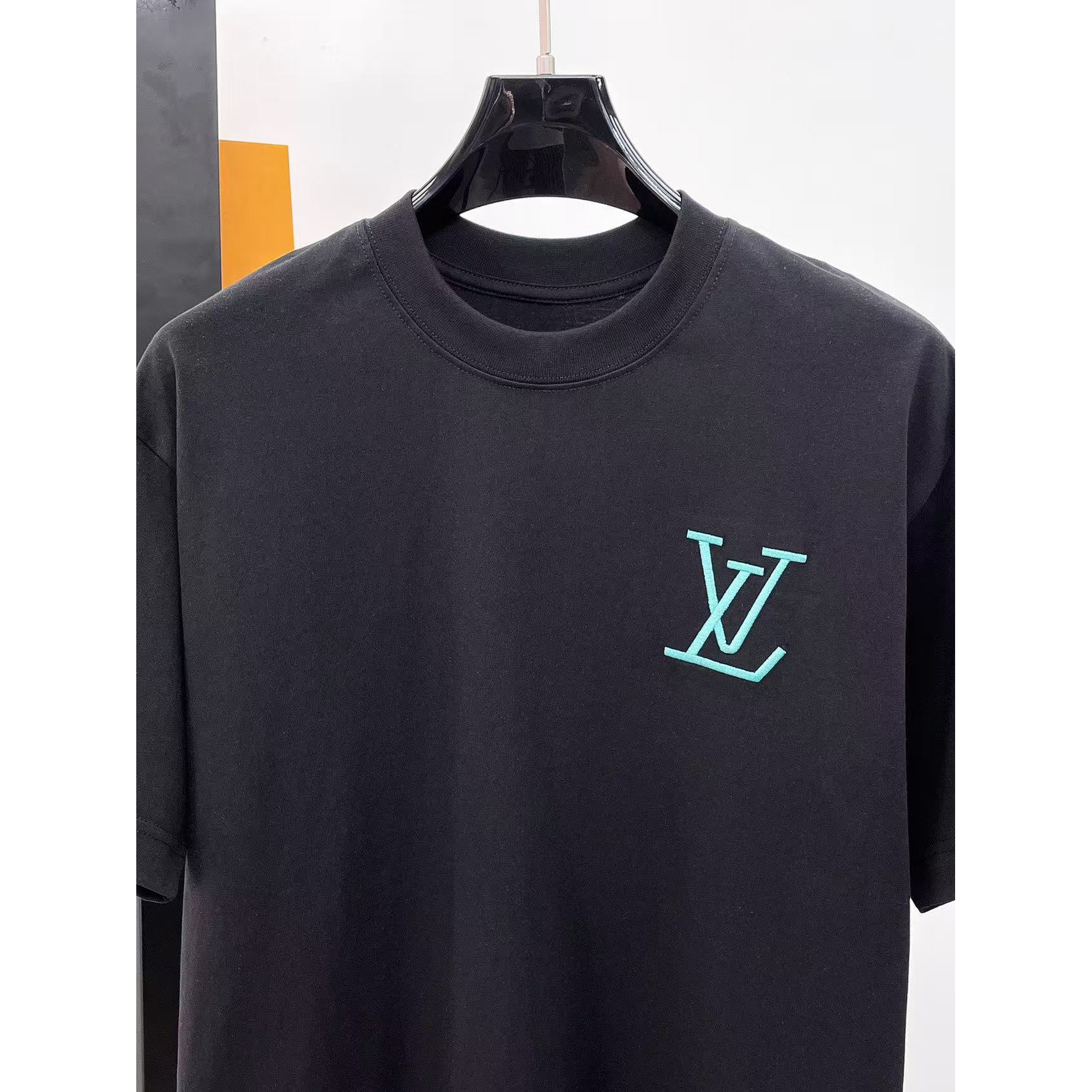 <p>LV&nbsp;专柜新款短袖T恤(黑)</p>