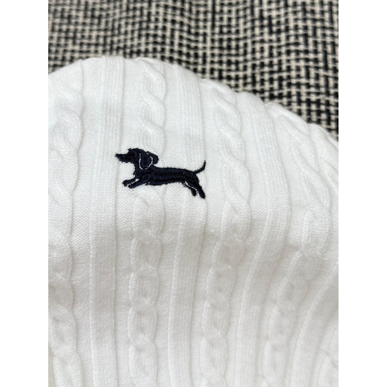 <p>Thom Browne 女款刺绣四杠针织开衫(白)</p>