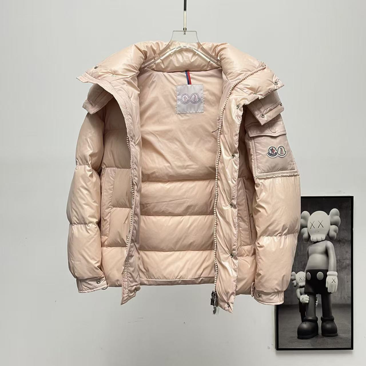 <p>Moncler 70周年双标连帽羽绒服(粉色)</p>