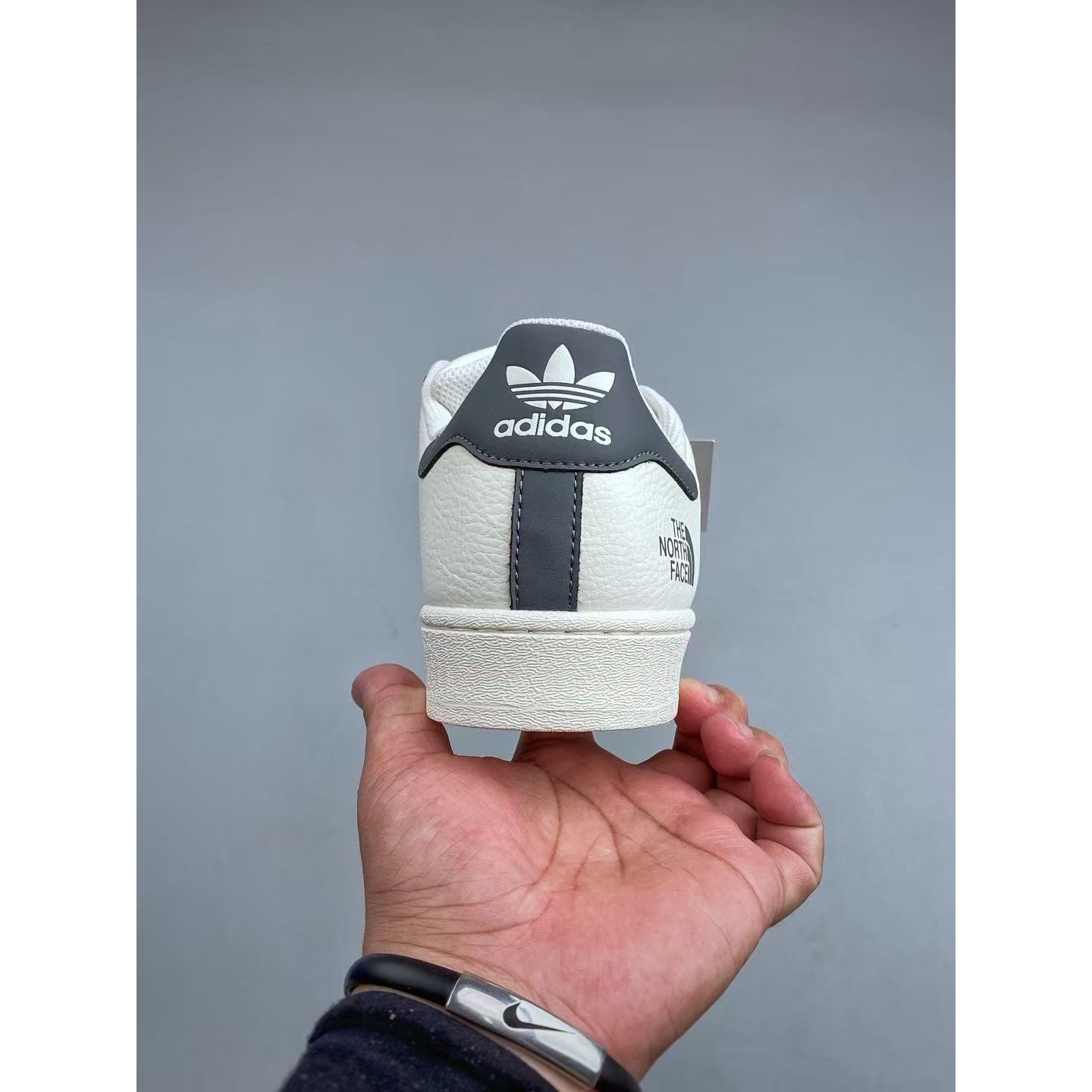 <p>Adidas 休闲运动板鞋(白灰)</p>