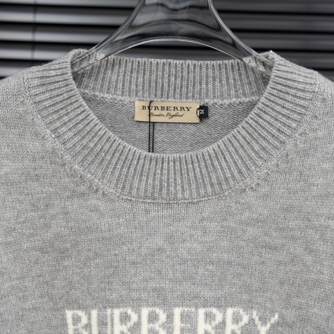 <p>BURBERRY&nbsp;战马 LOGO长袖毛衣(灰)</p>