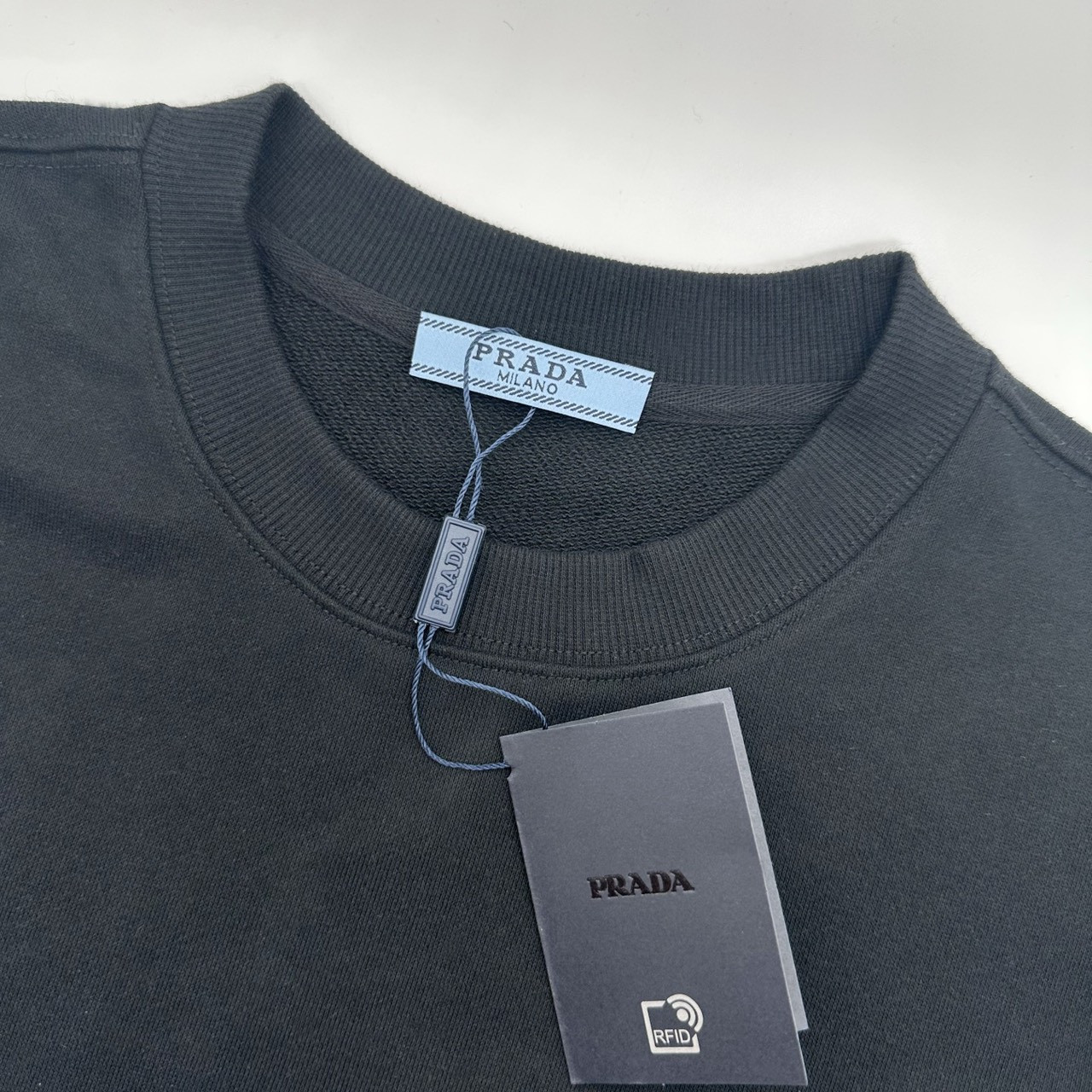 <p>PRADA&nbsp;刺绣字母T恤(黑色)</p>