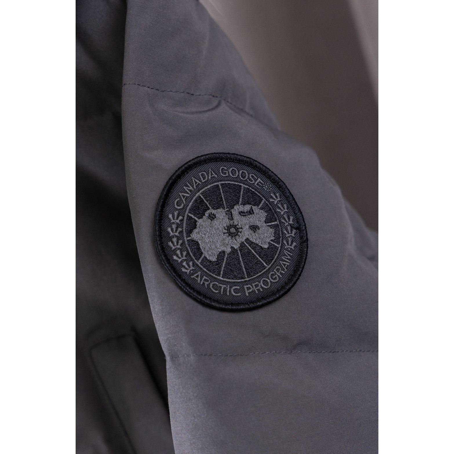 <p>Canada Goose 顶级狼毛Wyndham 2048M &nbsp;29款 系列派克大衣羽绒服(灰色黑标)</p>