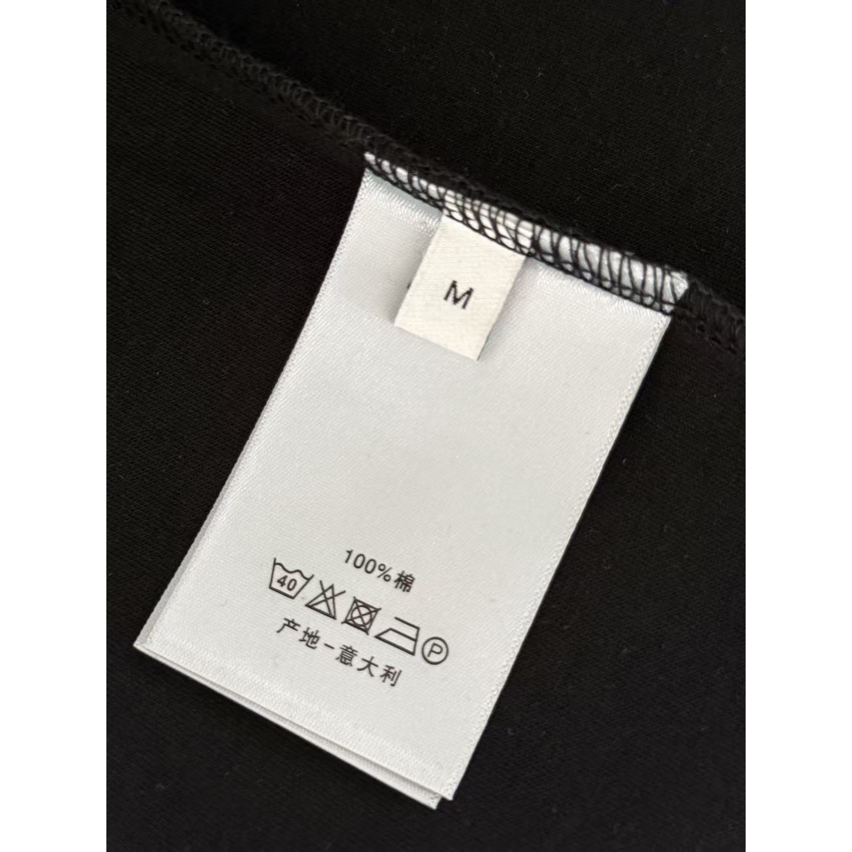 <p>DIOR&nbsp;刺绣短袖T恤(黑)</p>