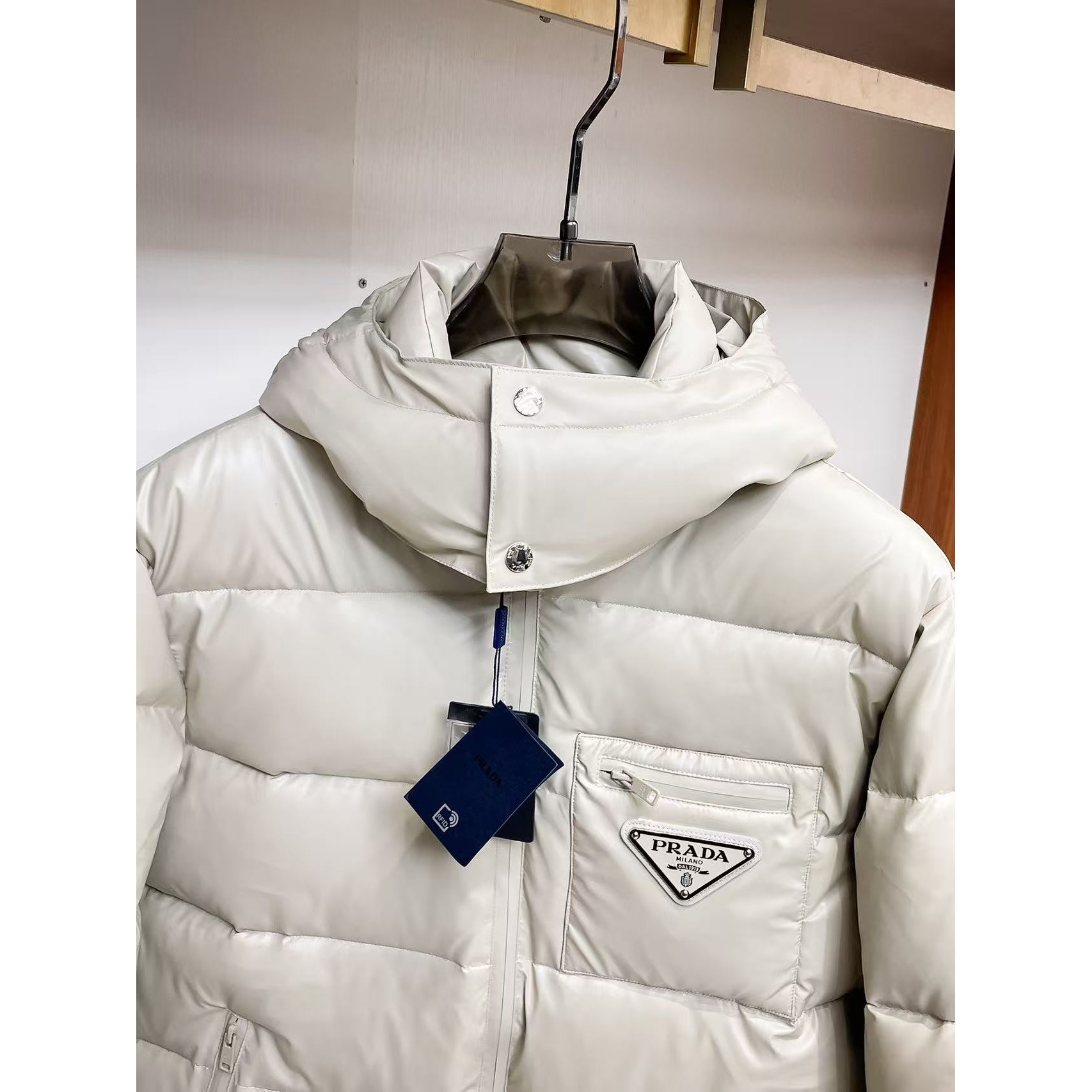 <p>PRADA 秋冬新款羽绒服(白)</p>