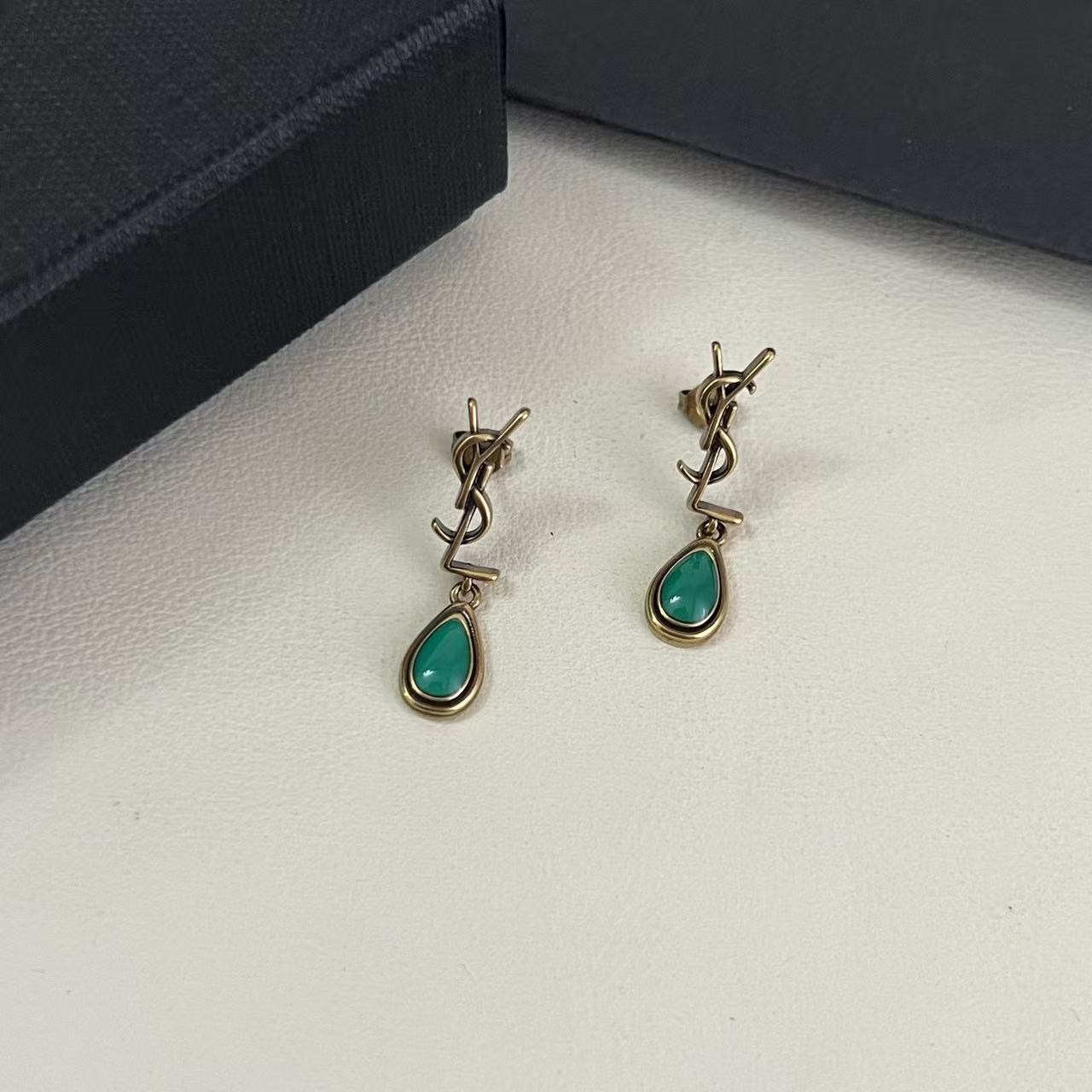 <p>YSL&nbsp;耳钉</p>