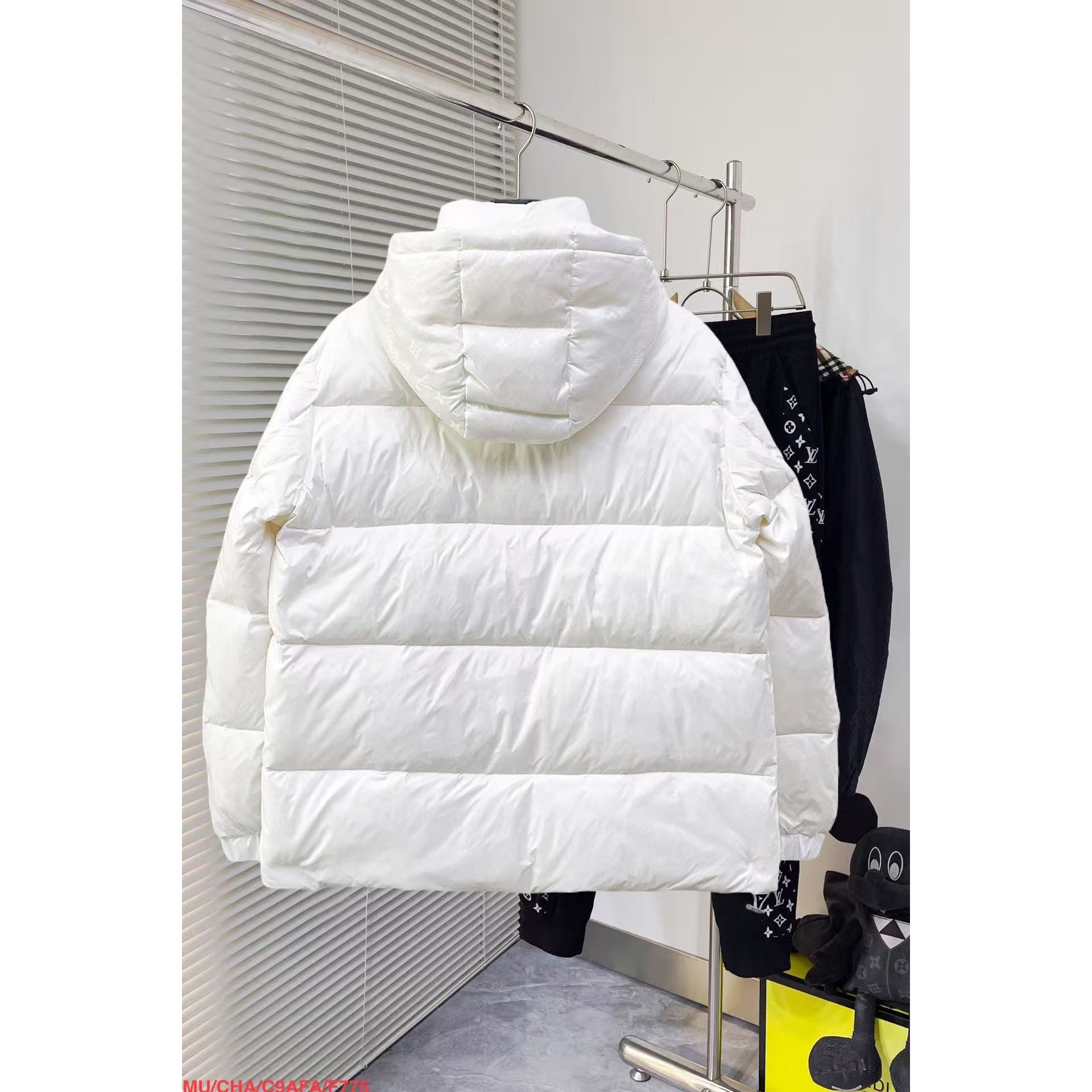 <p>LV 官网款新款羽绒服(白)</p>