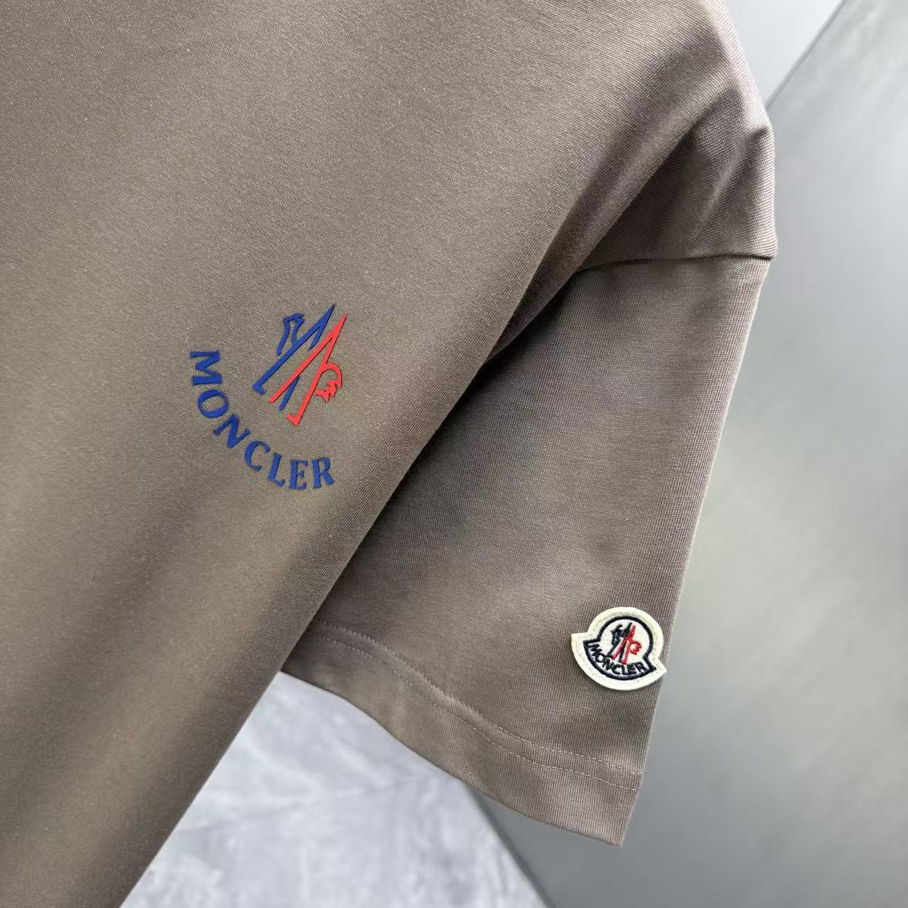 <p>Moncler 短袖T恤(棕)</p>