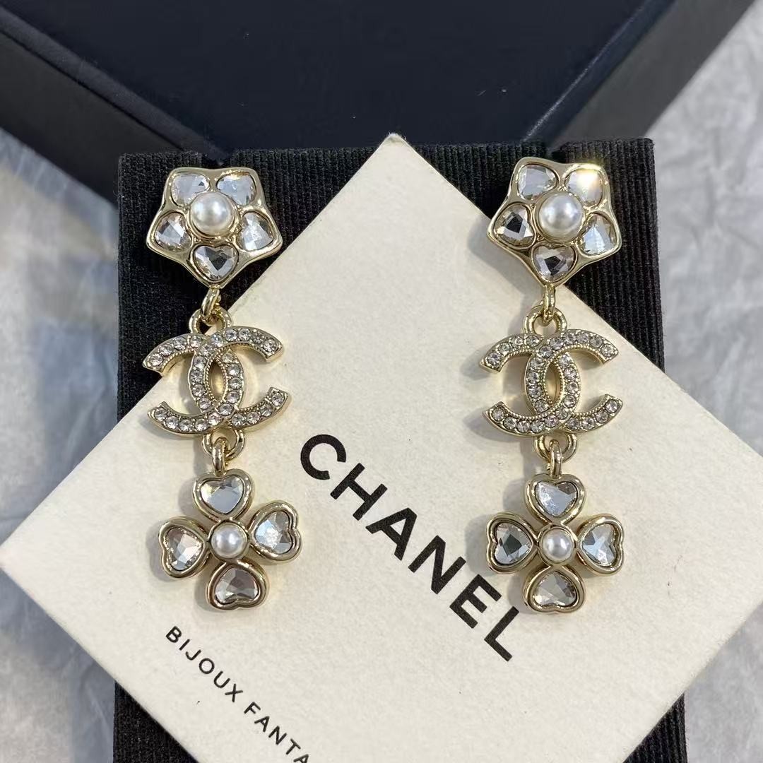 <p>CHANEL 山茶花四叶草耳环</p>