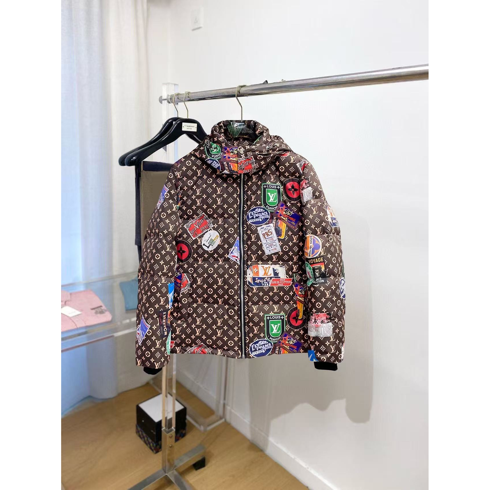 <p>LV 秋冬新款羽绒服(棕色)</p>